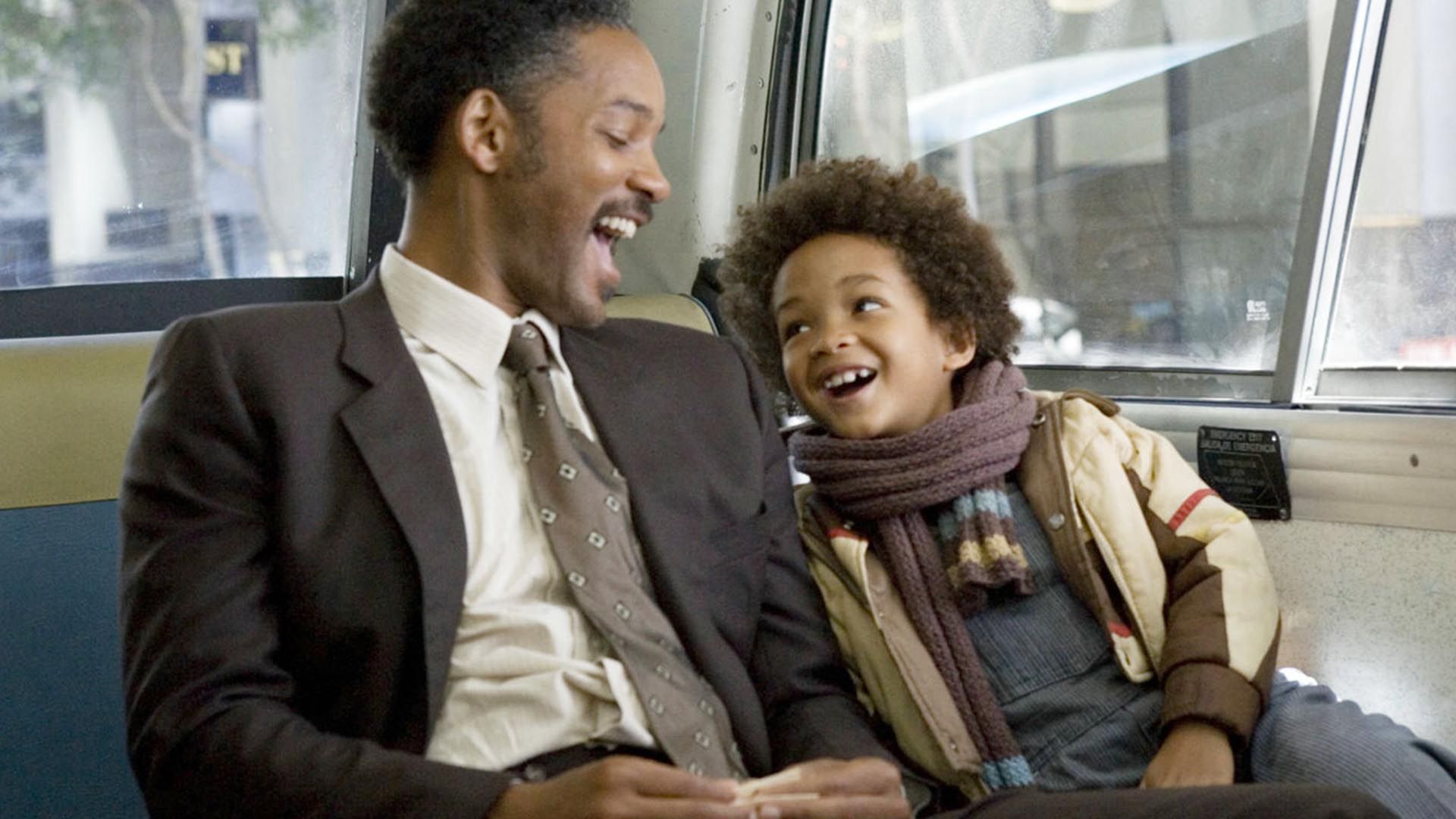 ویل اسمیت و پسرش در حال خندیدن در فیلم The Pursuit of Happyness