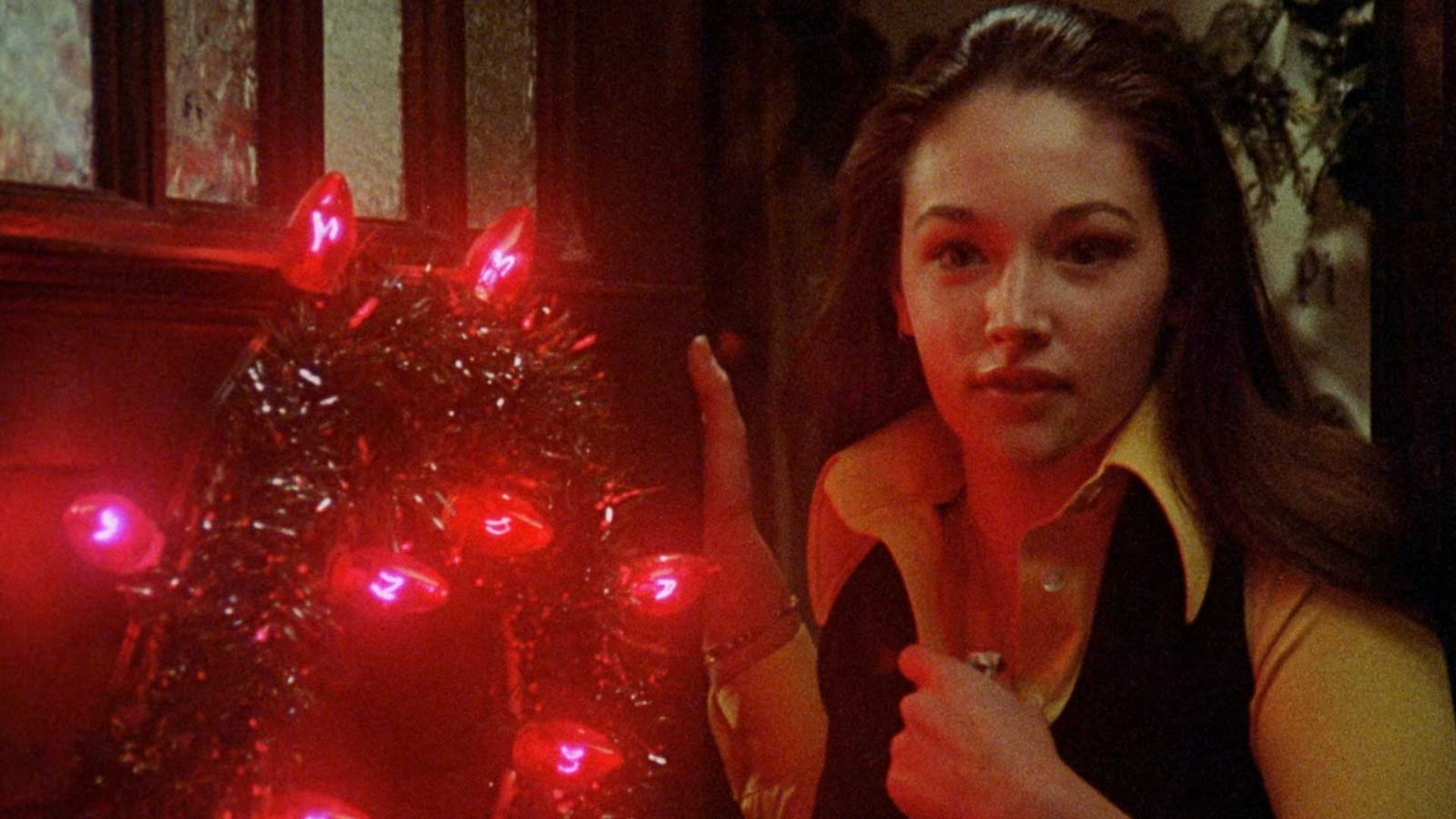 دختر کنار درخت کریسمس در فیلم Black Christmas، محصول سال ۱۹۷۴ میلادی