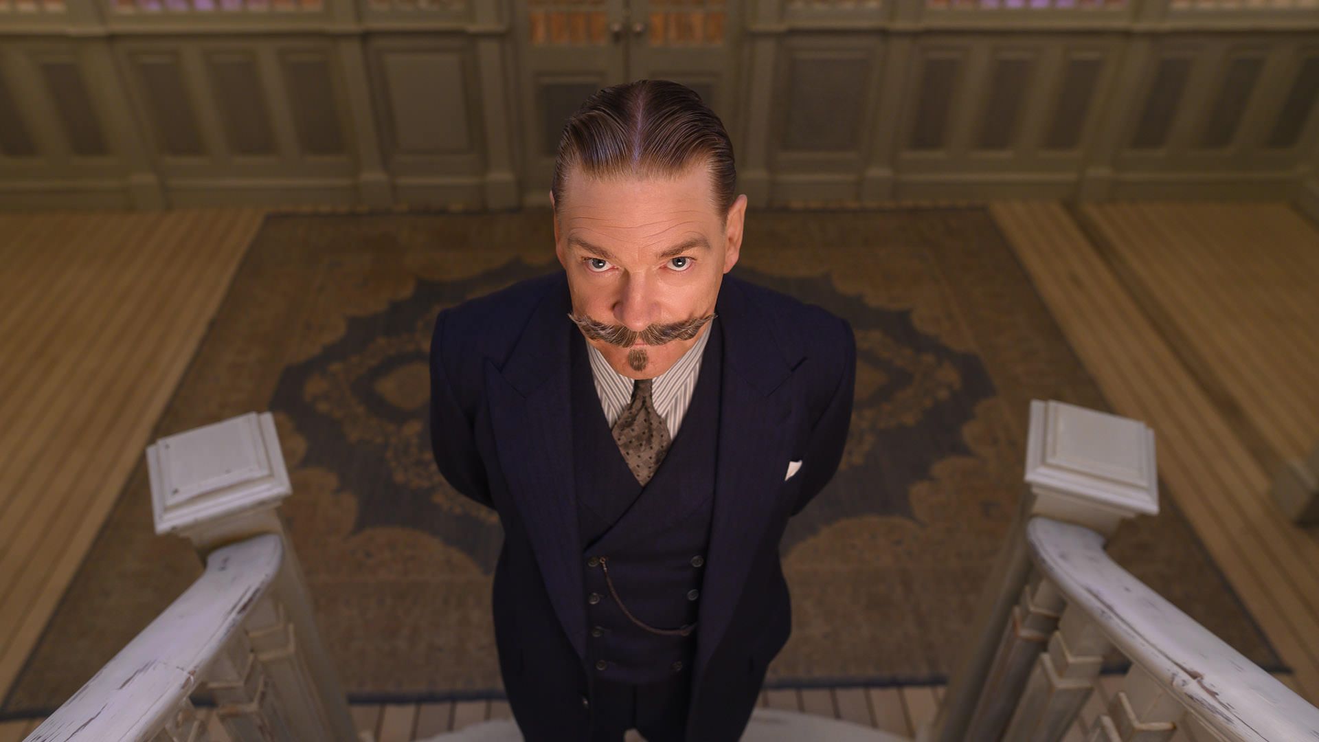 کنت برانا در نقش هرکول پوآرو در برابر پله کشتی در فیلم Death on the Nile