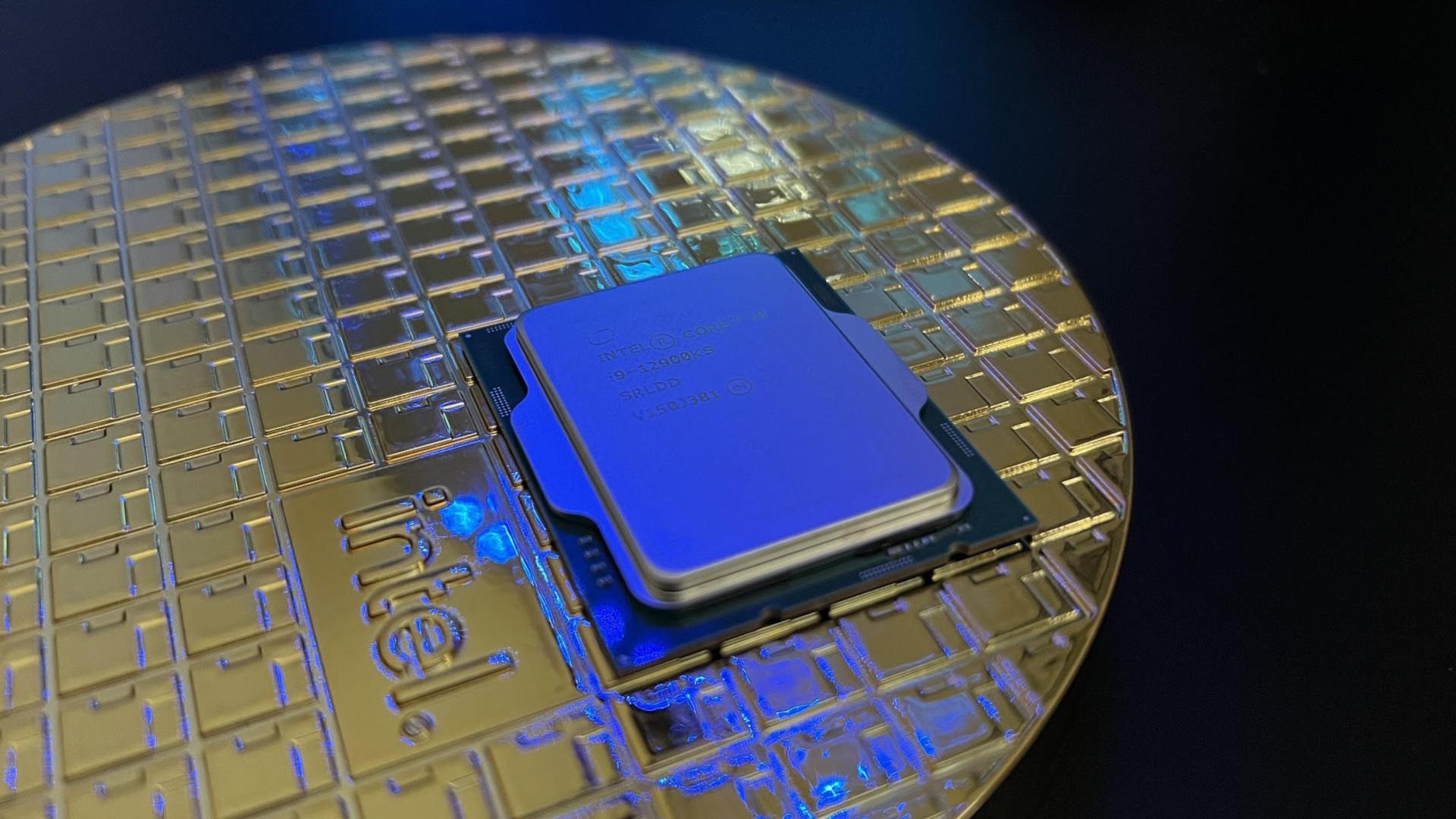 پردازنده intel-core-i9-12900ks در کنار سیلیکون اینتل 