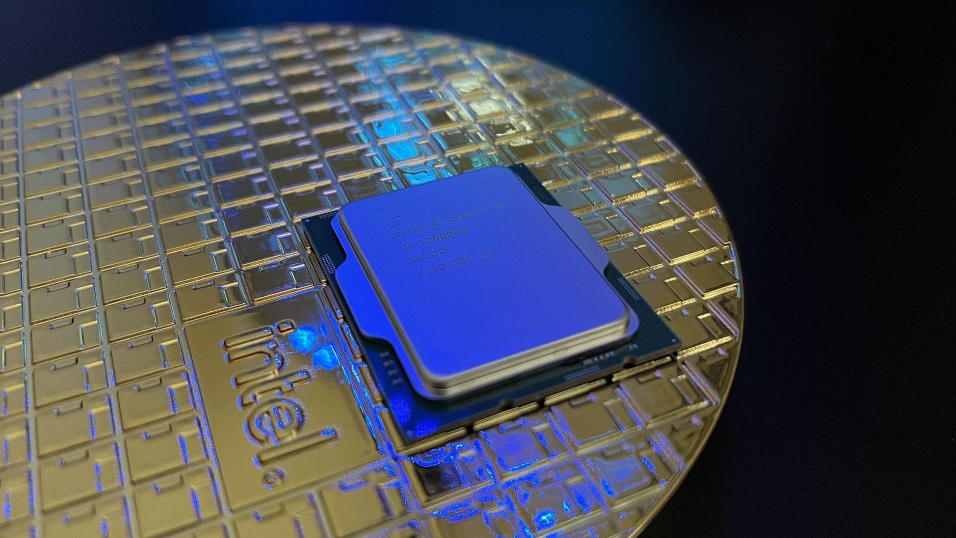 پردازنده intel-core-i9-12900ks در کنار سیلیکون اینتل 