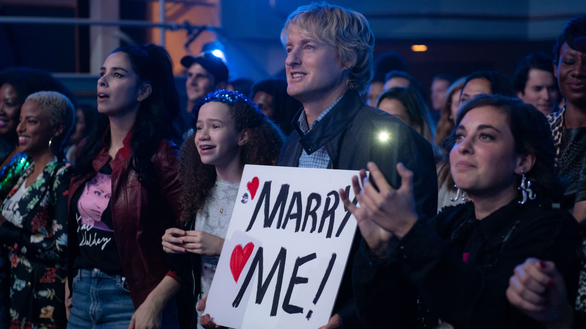 اوون ویلسون با تابلوم باهام ازدواج کن در کنسرت در فیلم Marry Me