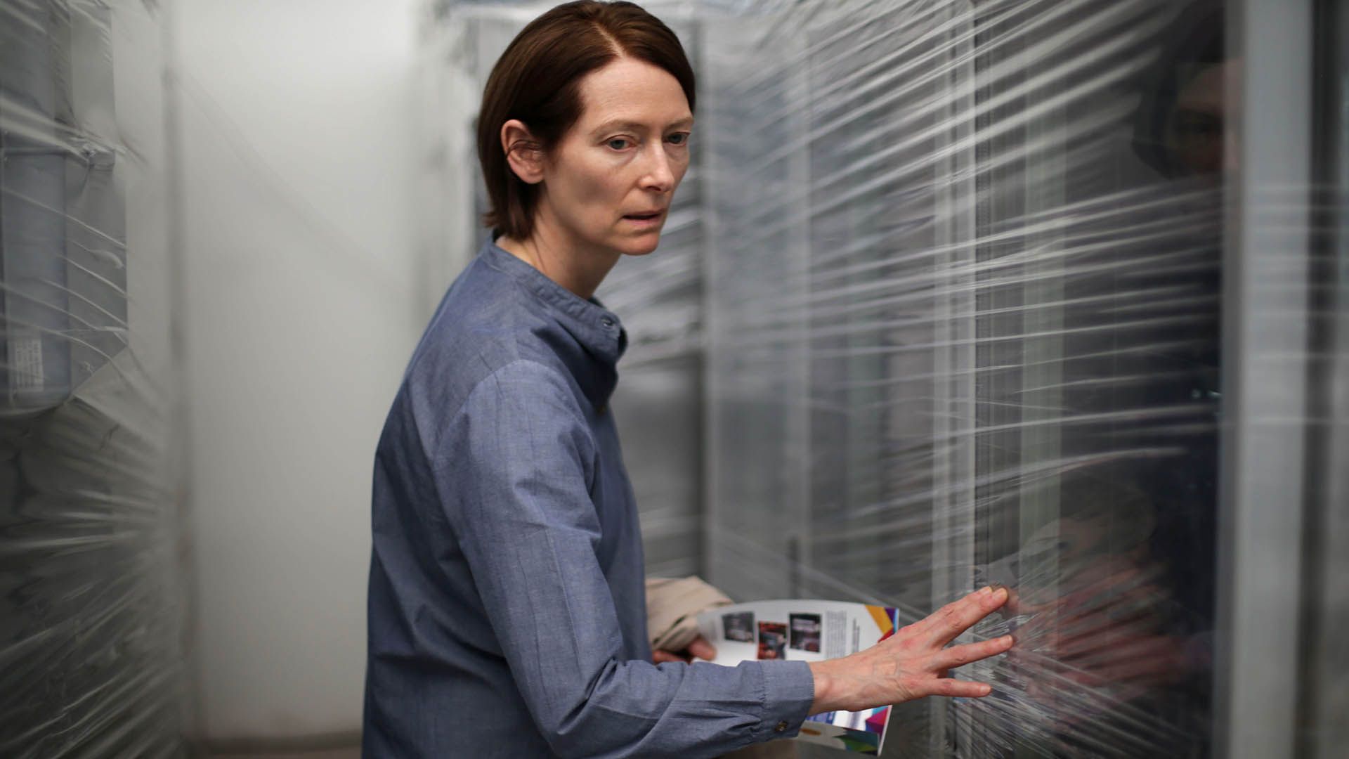 تیلدا سویینتون در حال شنیدن صدای مرموز در فیلم مموریا