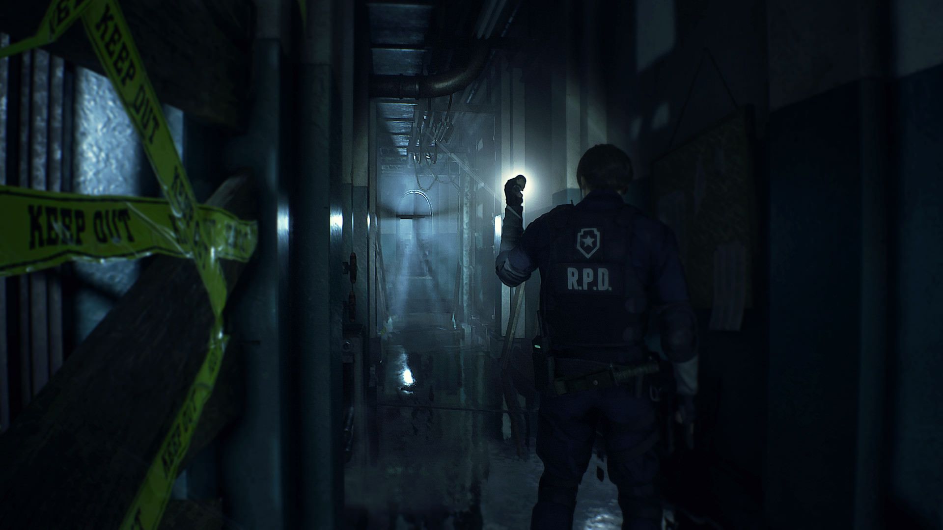 لیان کندی مشغول عبور از یک راهروی تاریک با یک چراغ‌قوه در بازی Resident Evil 2