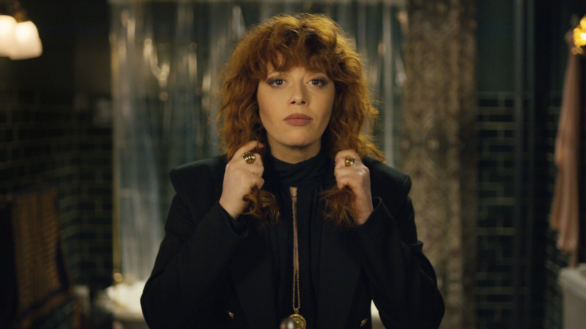 نادیا با بازی ناتاشا لیون در حال تماشا آینده در فصل اول سریال Russian Doll