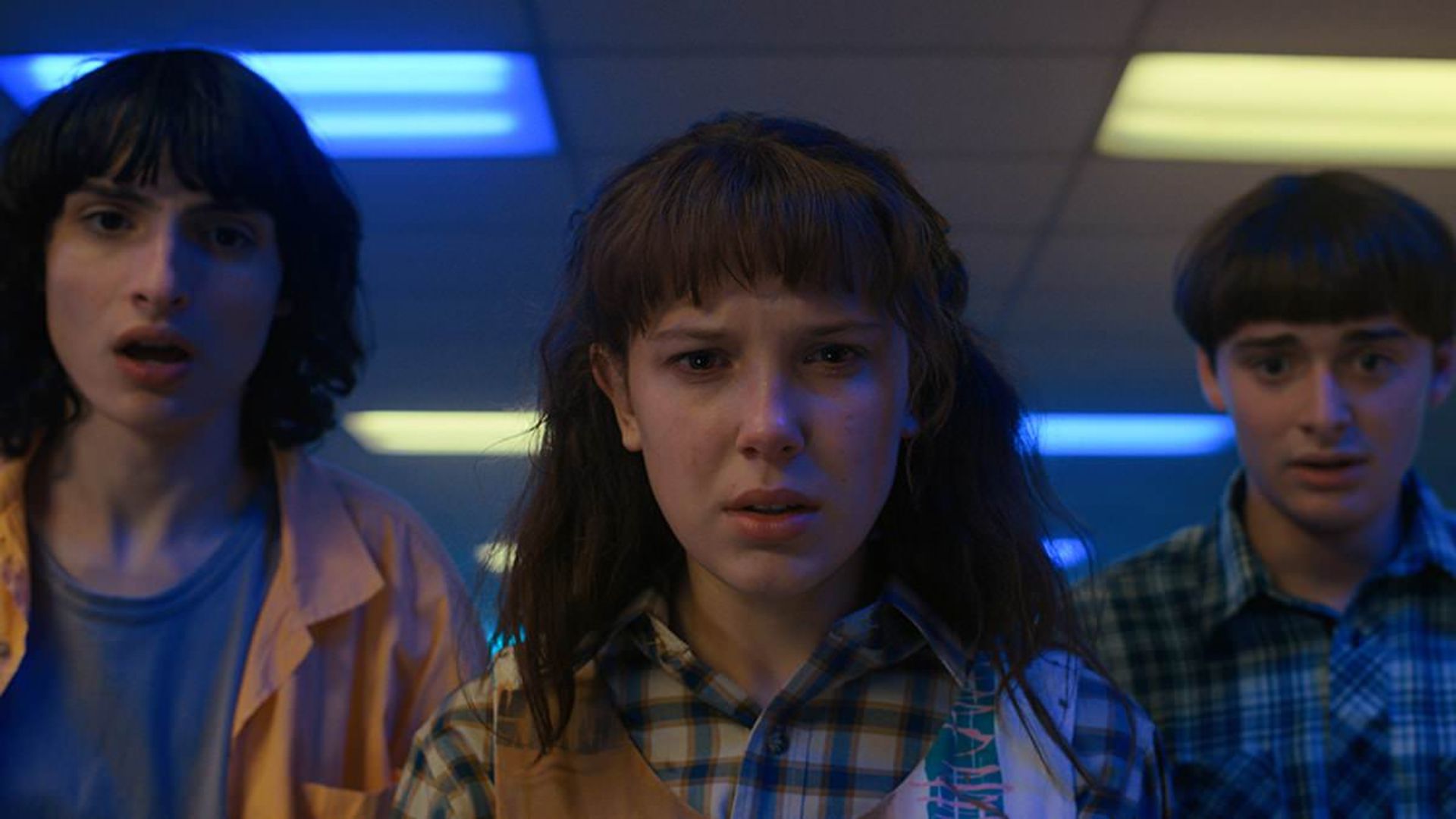 ایلون، مایک و ویل در راهرو یک ساختمان در فصل چهارم سریال Stranger Things