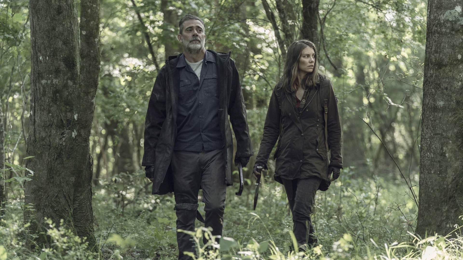 نیگان و مگی در حال پیاده روی در جنگل در سریال The Walking Dead 