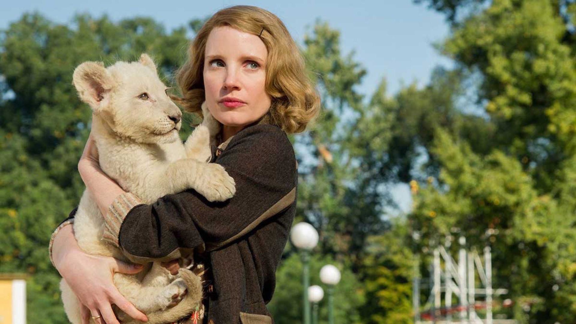 فیلم The Zookeeper's Wife و یک حیوان در آغوش جسیکا چستین