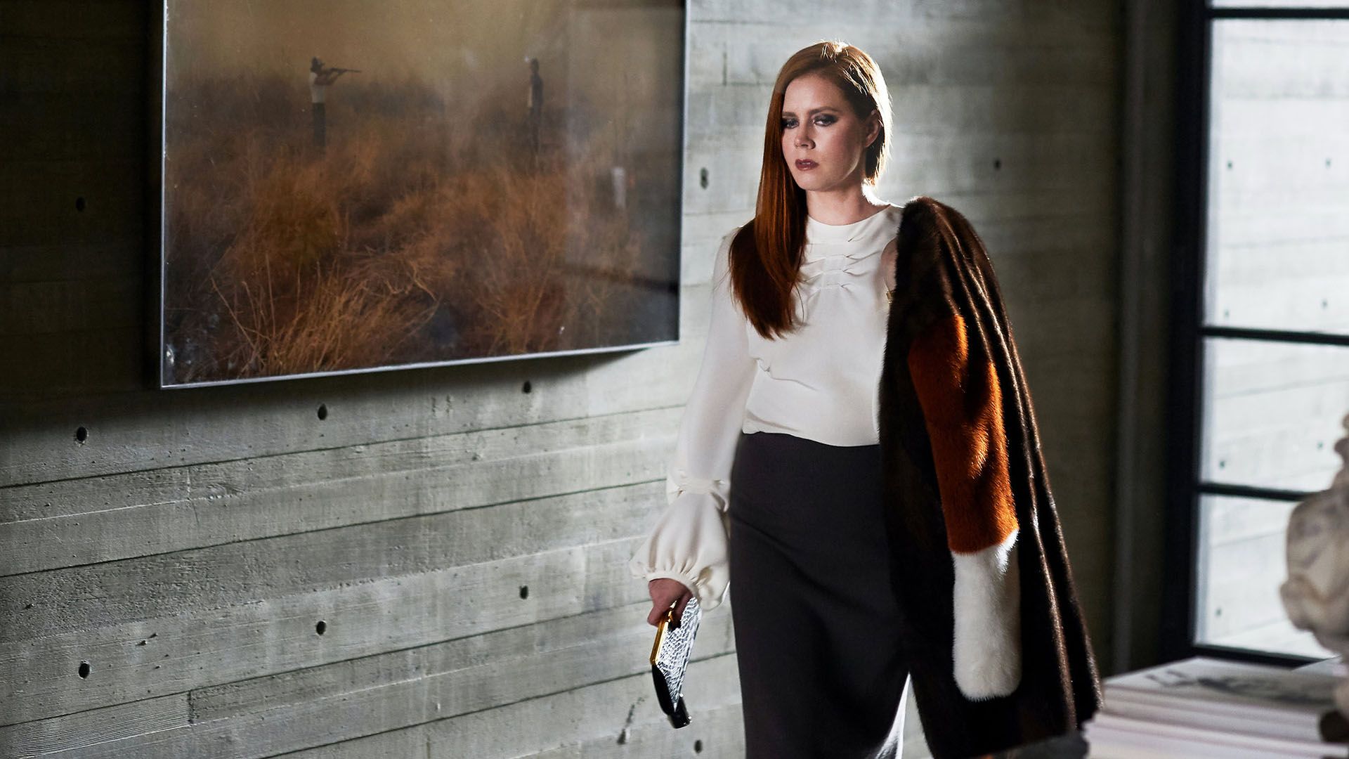 ایمی آدامز در فیلم Nocturnal Animals کتی روی شانه انداخته است