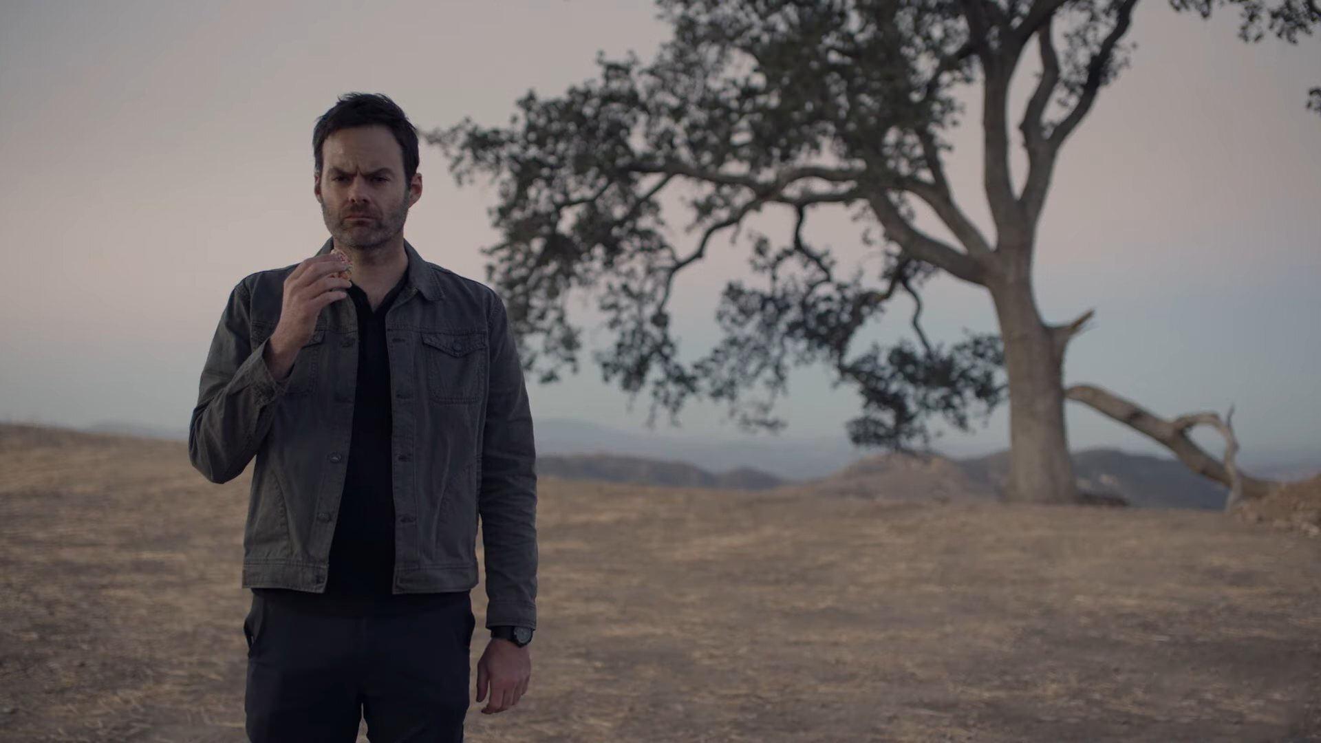 بیل هیدر در نقش بری در حال خوردن دونات در فصل سوم سریال Barry