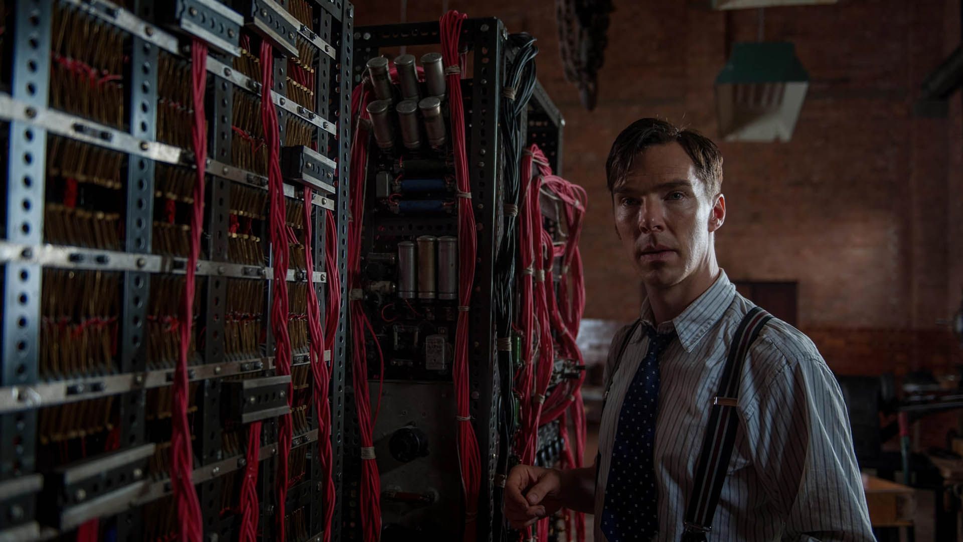 شخصیت آلن تورینگ در فیلم The Imitation Game در حال کار روی ماشین کریستوفر