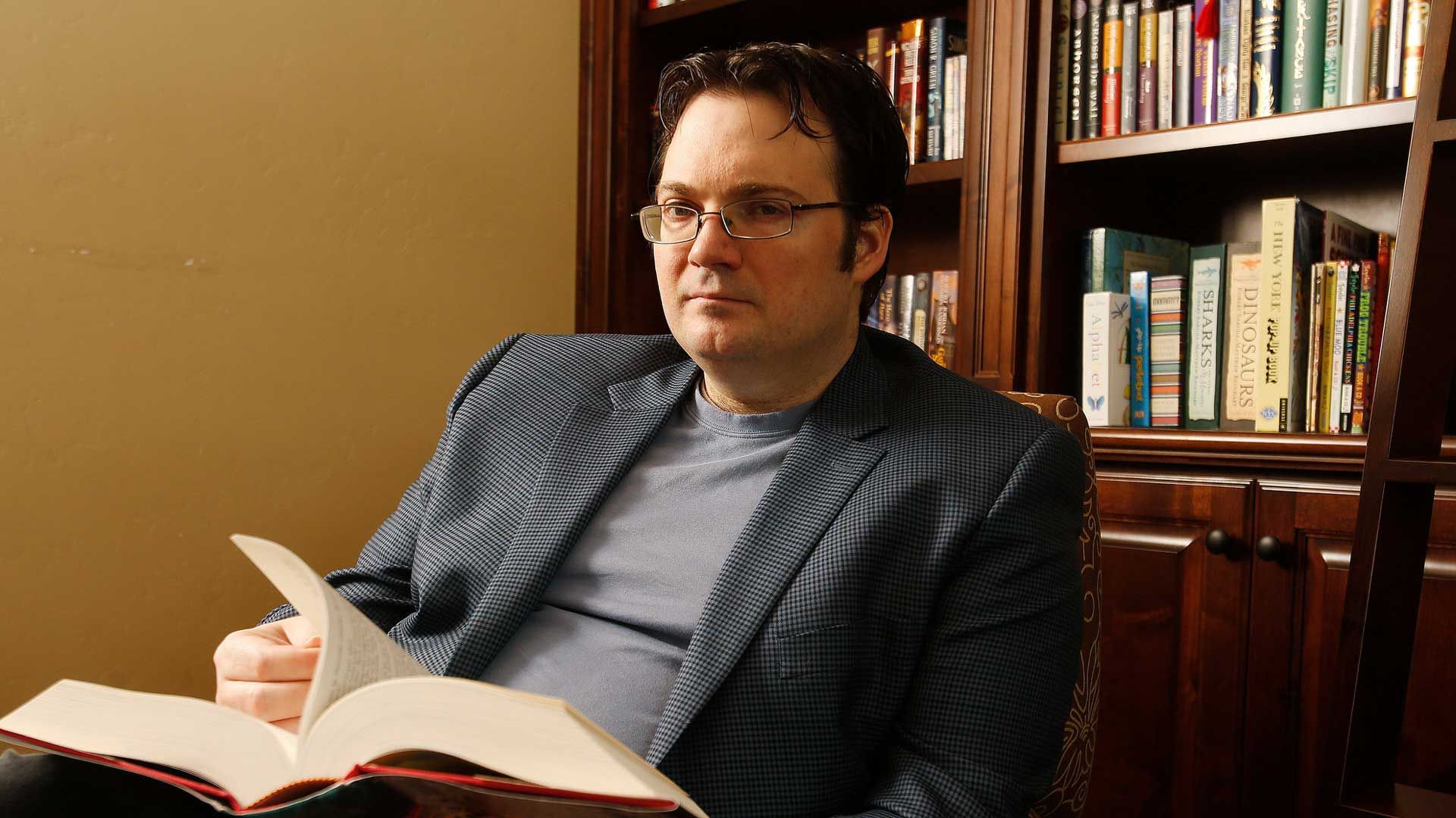 برندن سندرسون، نویسنده‌ی مجموعه رمان Mistborn و سری رمان The Stormlight Archive