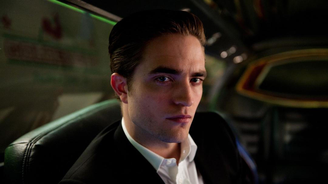 رابرت پتینسون در فیلم Cosmopolis در یک لیموزین نشسته است