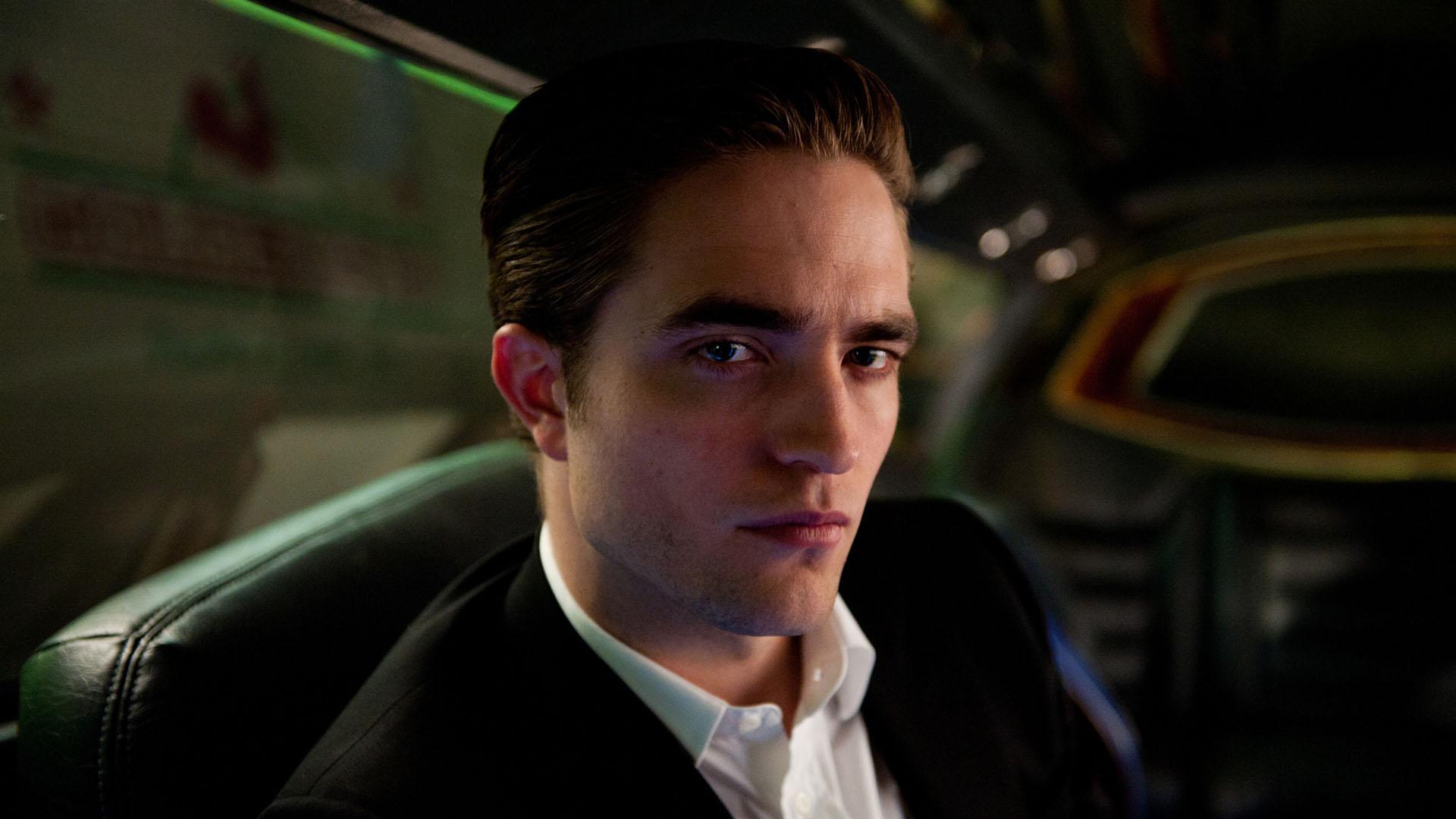 رابرت پتینسون در فیلم Cosmopolis در یک لیموزین نشسته است