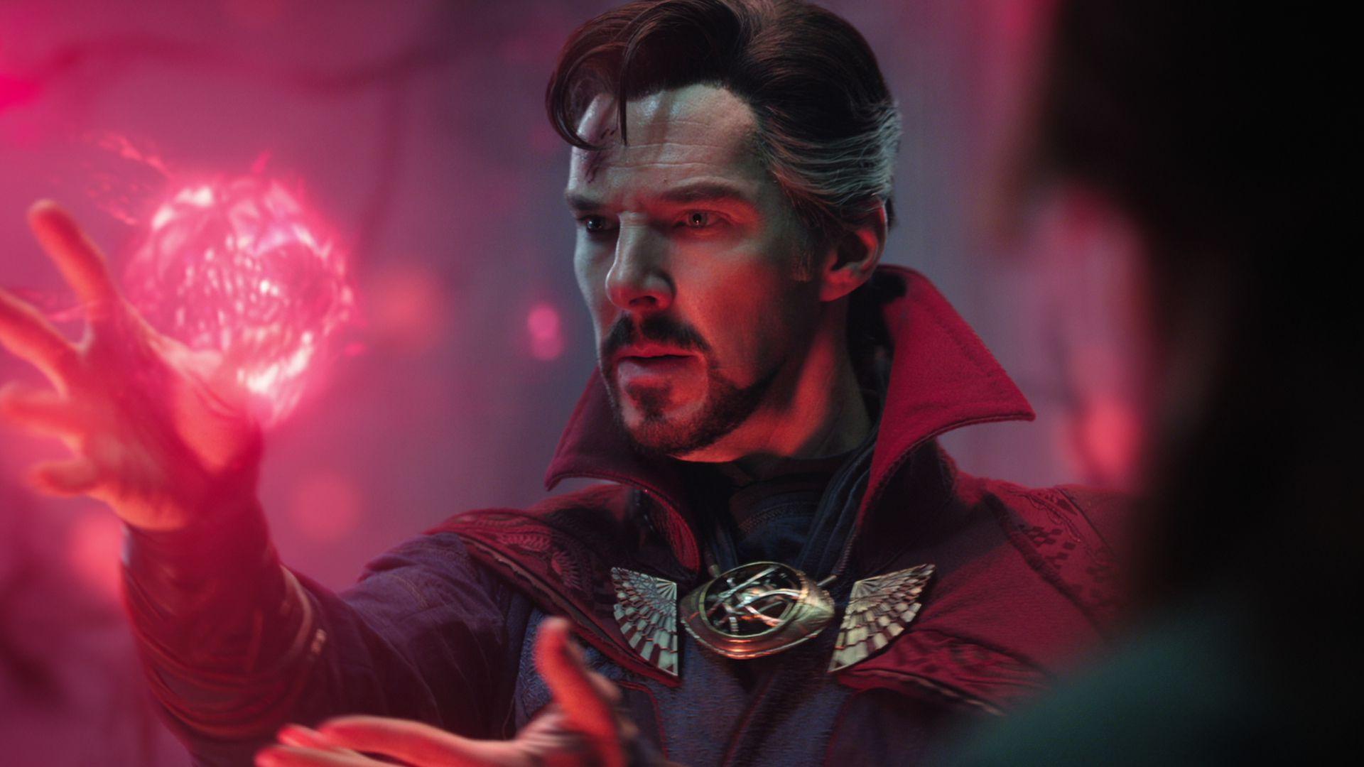 دکتر استرنج در حال انجام طلسم در فیلم Doctor Strange in the Multiverse of Madness