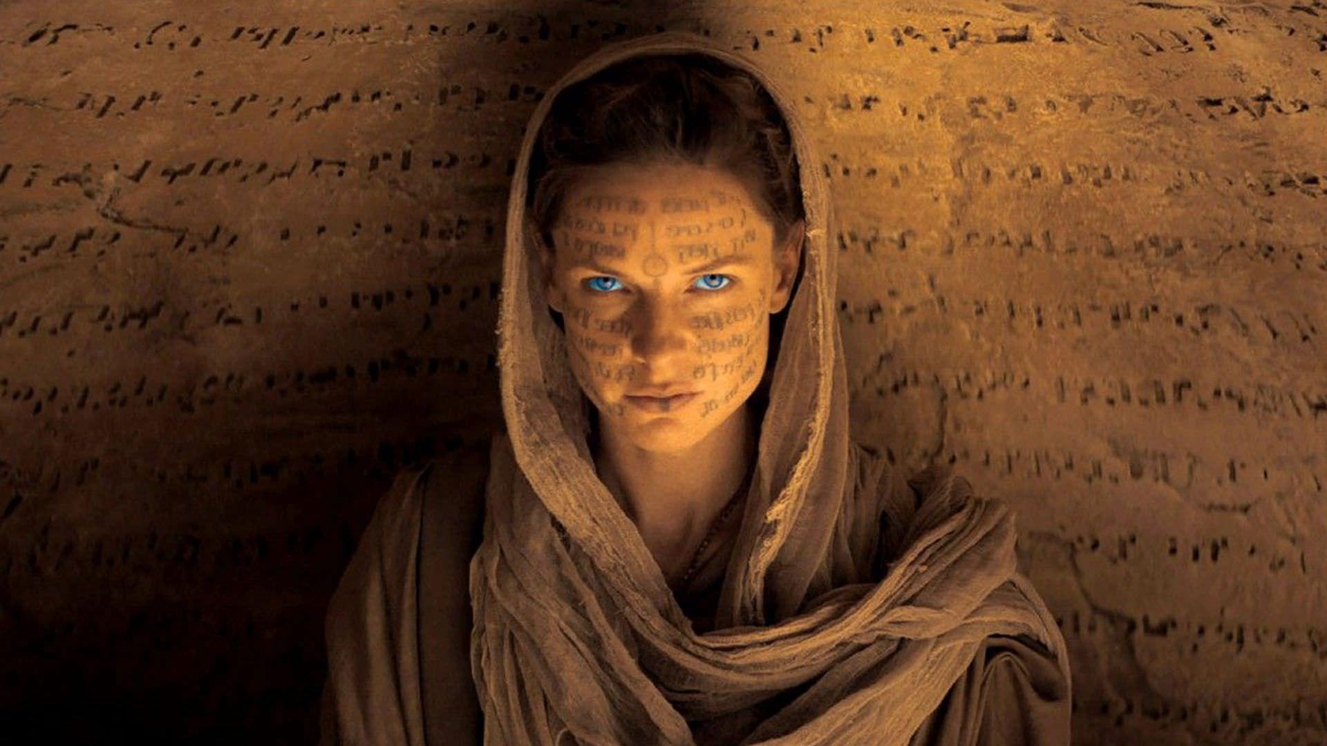ربکا فرگوسن در نقش لیدی جسیکا در حال دعا در فیلم Dune
