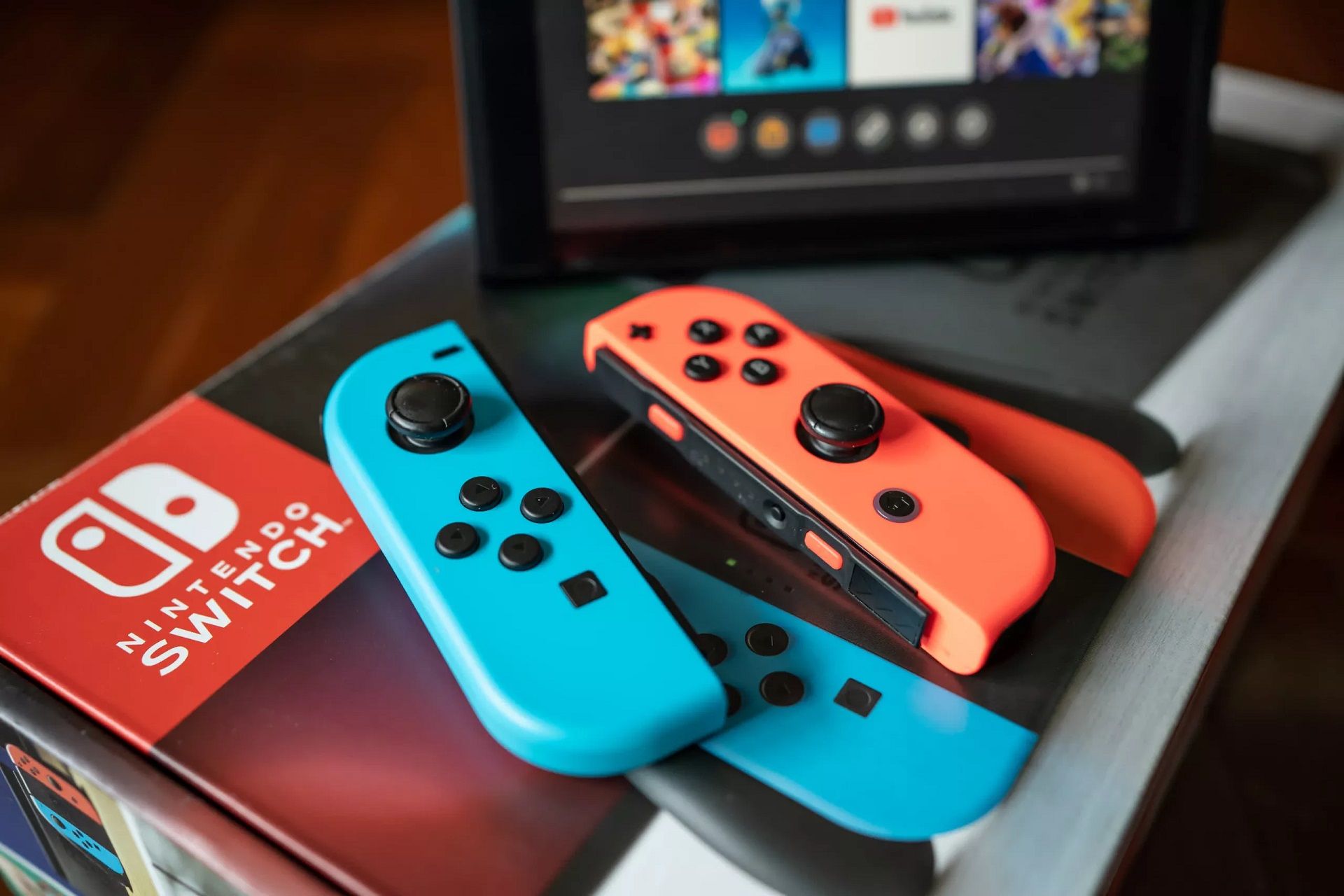 تصویری از کنترلرهای  Joy-Con روی جعبه نینتندو سوییچ