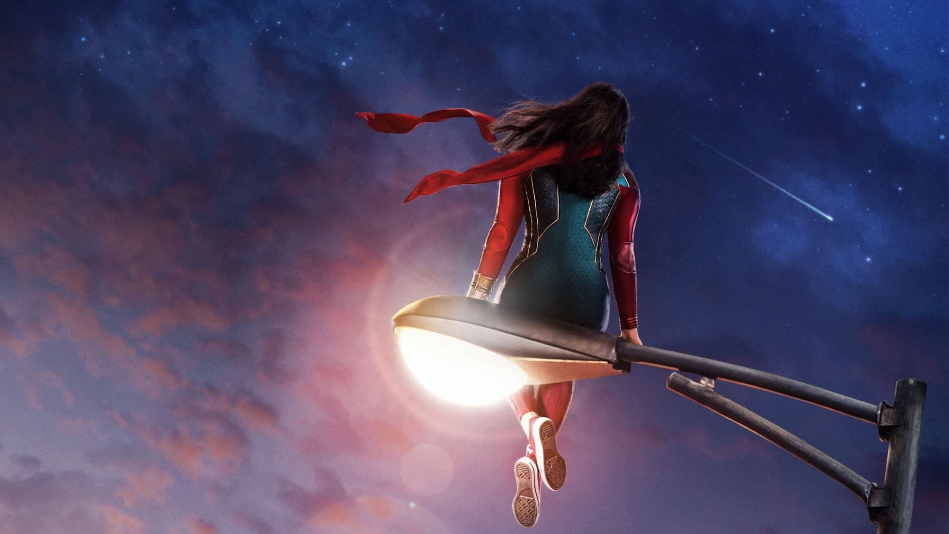 خانم مارول روی تیر چراغ برق در پوستر سریال Ms. Marvel