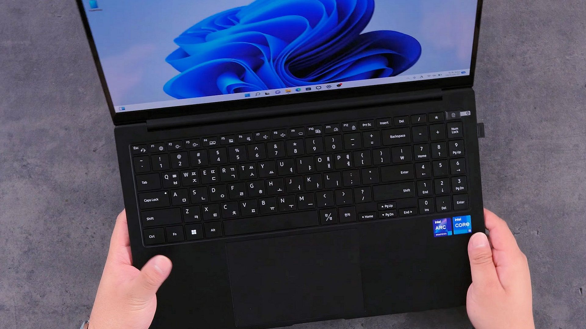 لپتاپ جدید سامسونگ با پردازنده گرافیکی اینتل