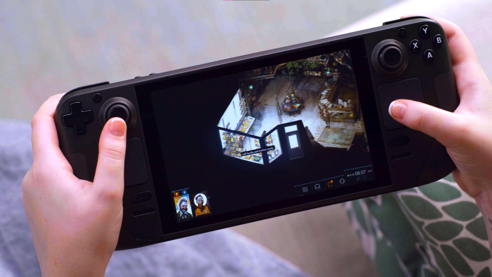 کنسول Steam Deck در دستان یک کاربر