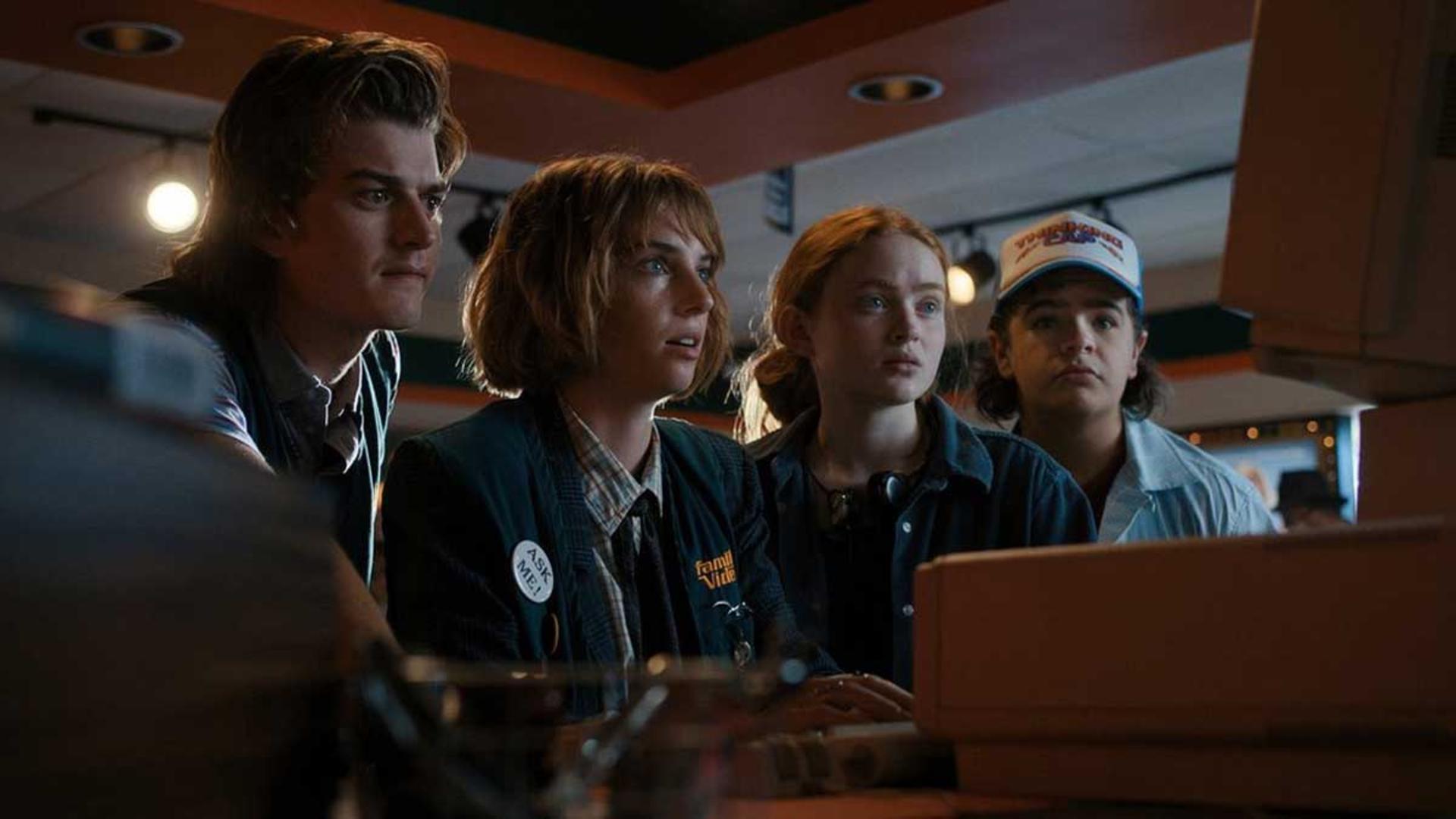 بازیگرهای استرنجر تینگز از جمله مایا هاک و سیدی سینک در تصویر رسمی فصل چهارم سریال Stranger Things شبکه نتفلیکس