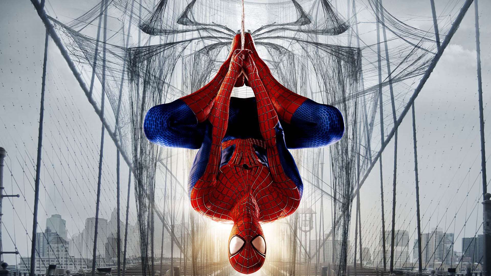 شخصیت اسپایدرمن در فیلم the amazing spider-man معلق روی پل