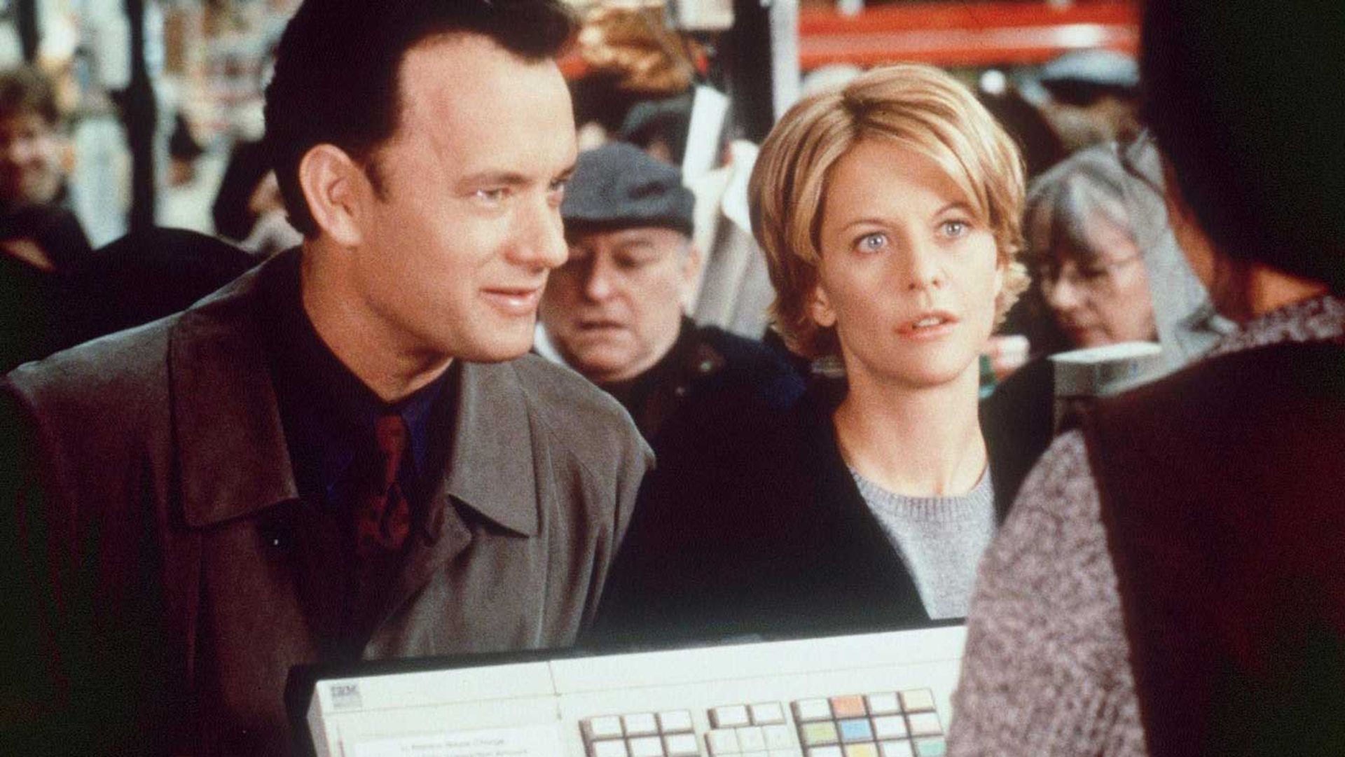 تام هنکس در فیلم You've Got Mail، محصول سال ۱۹۹۸ میلادی