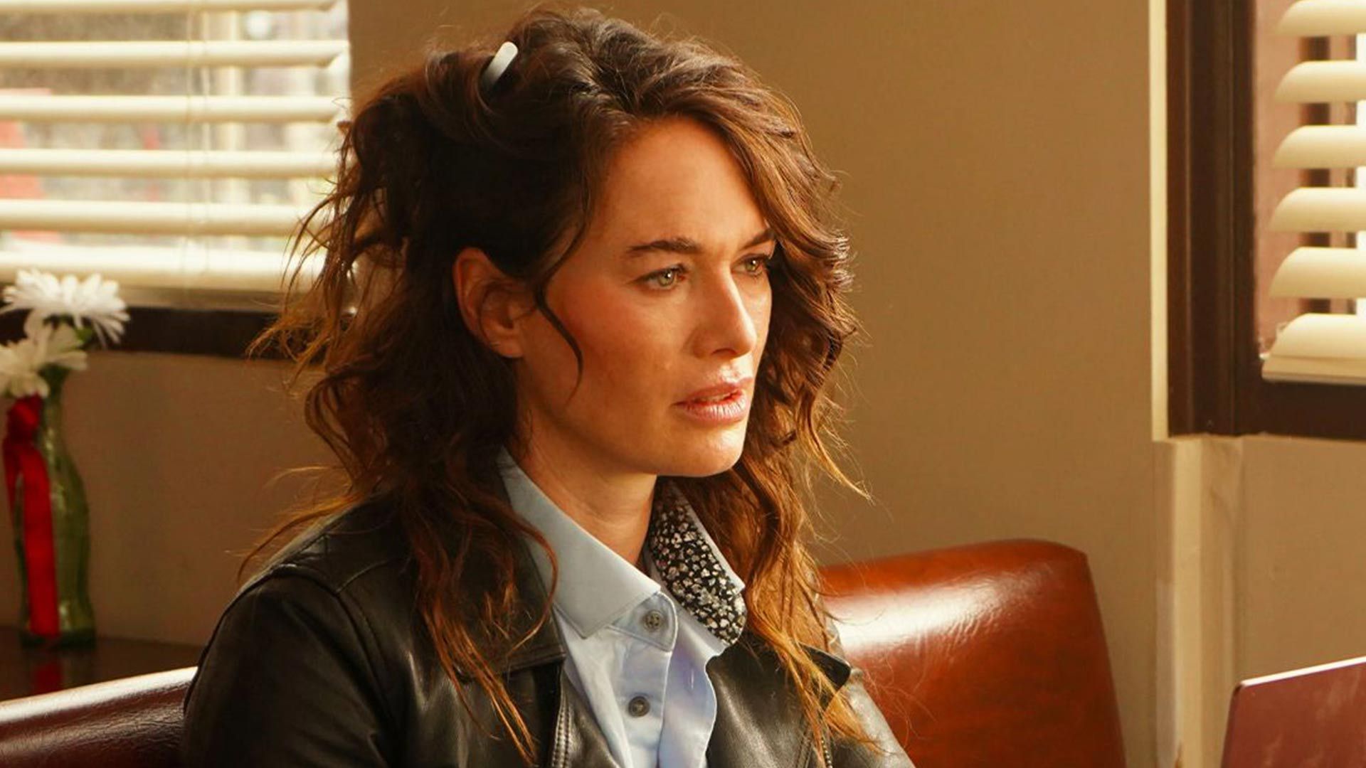 جیپسی در حال صحبت با سم در فیلم 9 bullets