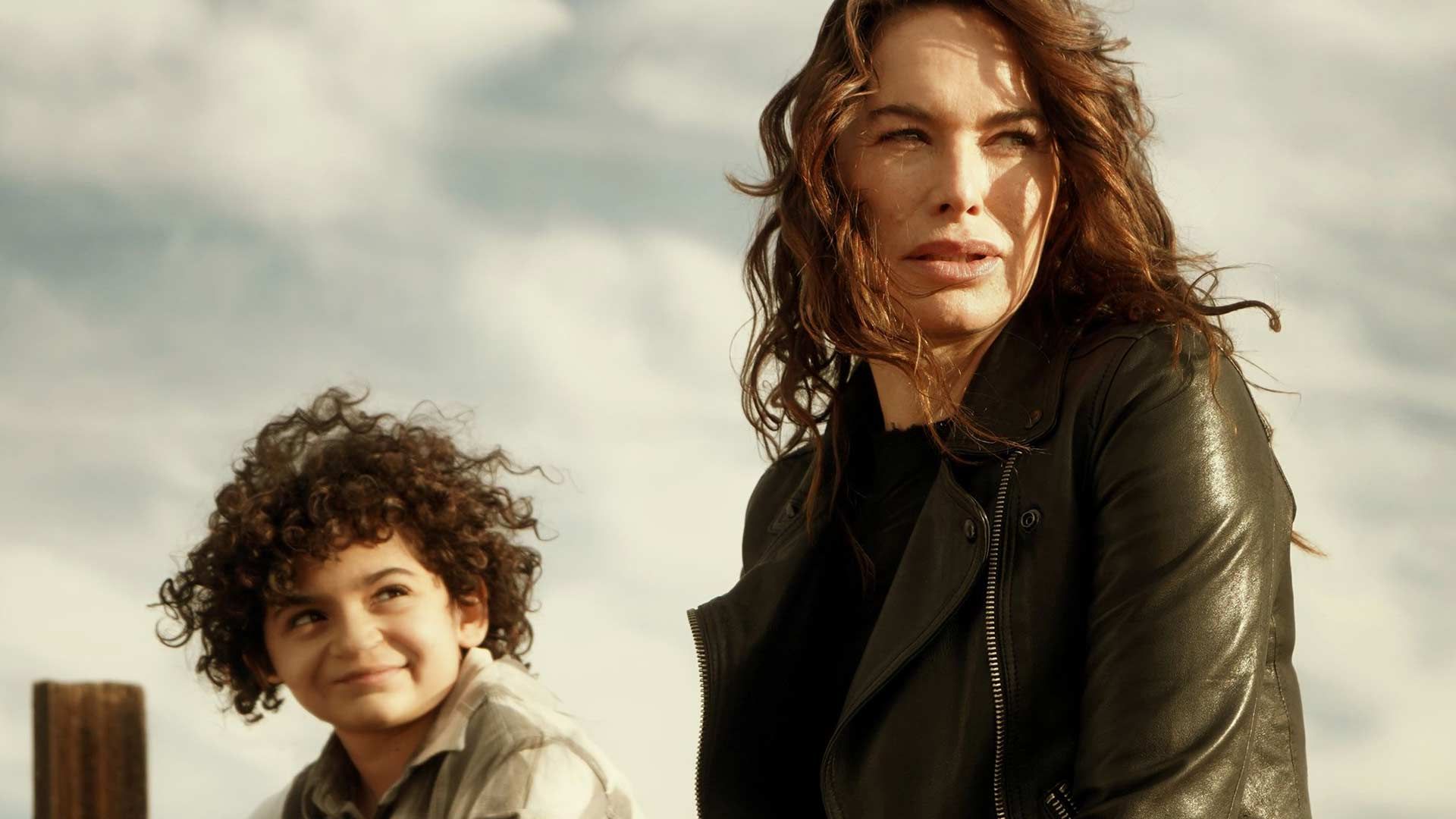 جپسی و سم در حال صحبت در فیلم 9bullets