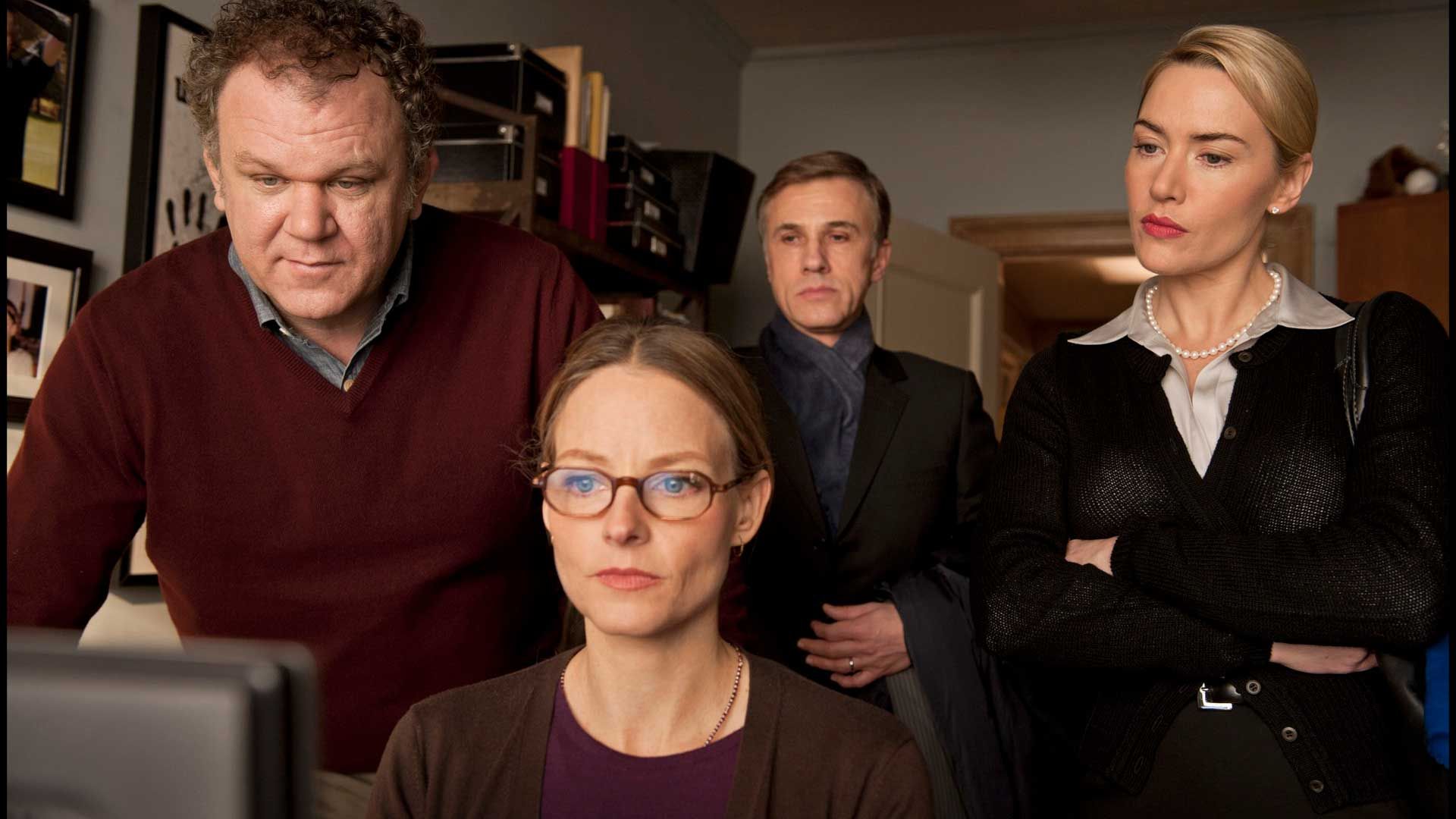 جودی فاستر، جان سی ریلی و کریستف والتس در فیلم کشتار رومن پولانسی مشغول نگاه کردن به نمایشگر