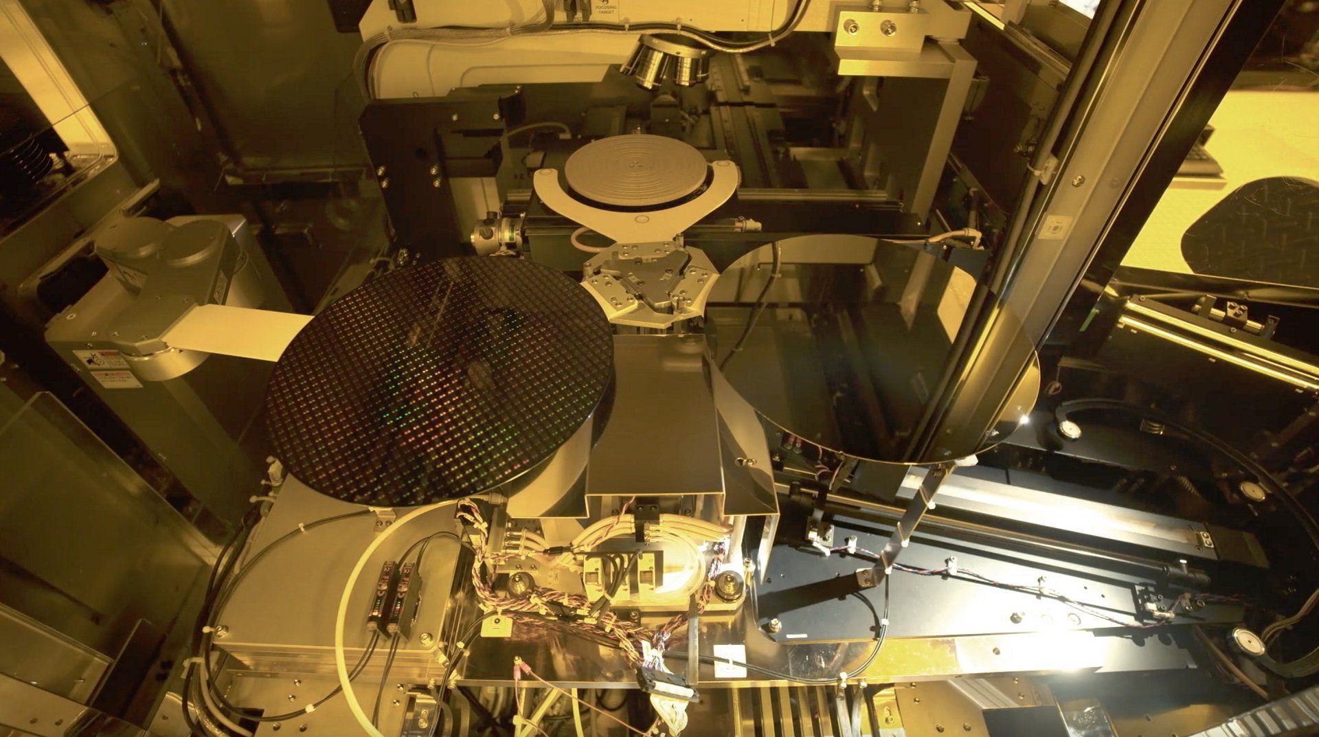 دستگاه مخصوص پروسه تولید و ساخت تراشه ها با ویفر سیلیکونی