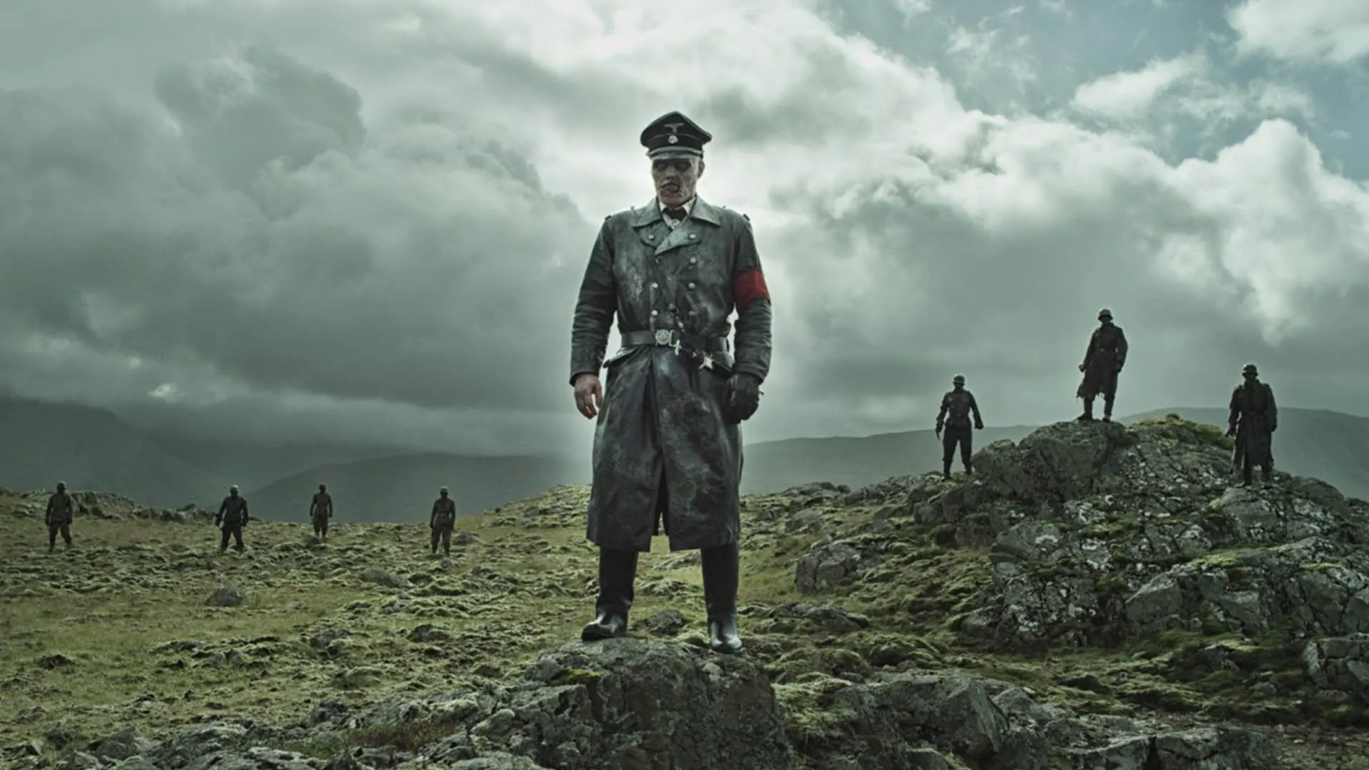 نازی‌های زامبی روی تپه آماده برای حمله در فیلم Dead Snow