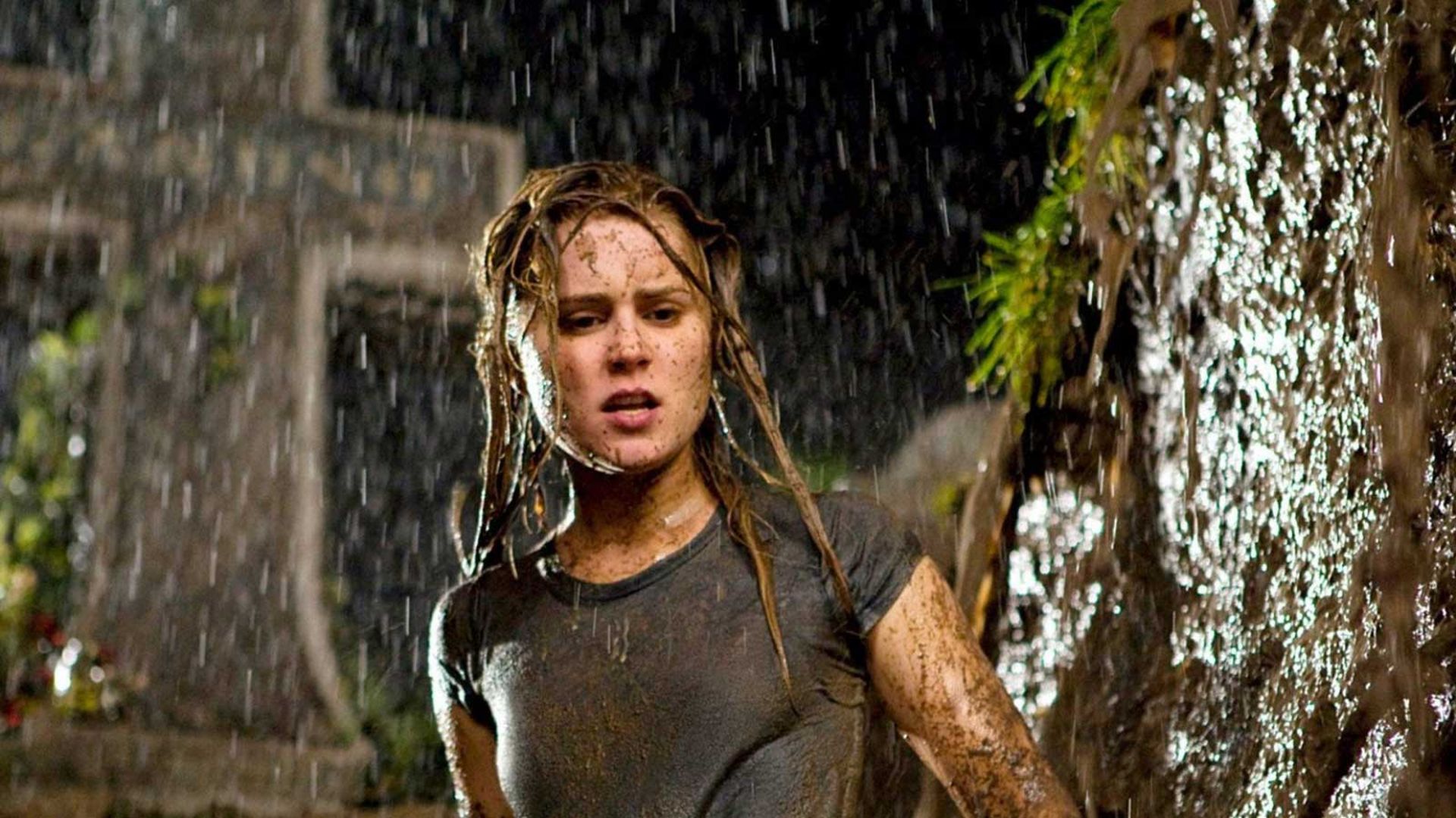 دختر زیر باران و نزدیک صلیب بزرگ در فیلم Drag Me to Hell سم ریمی