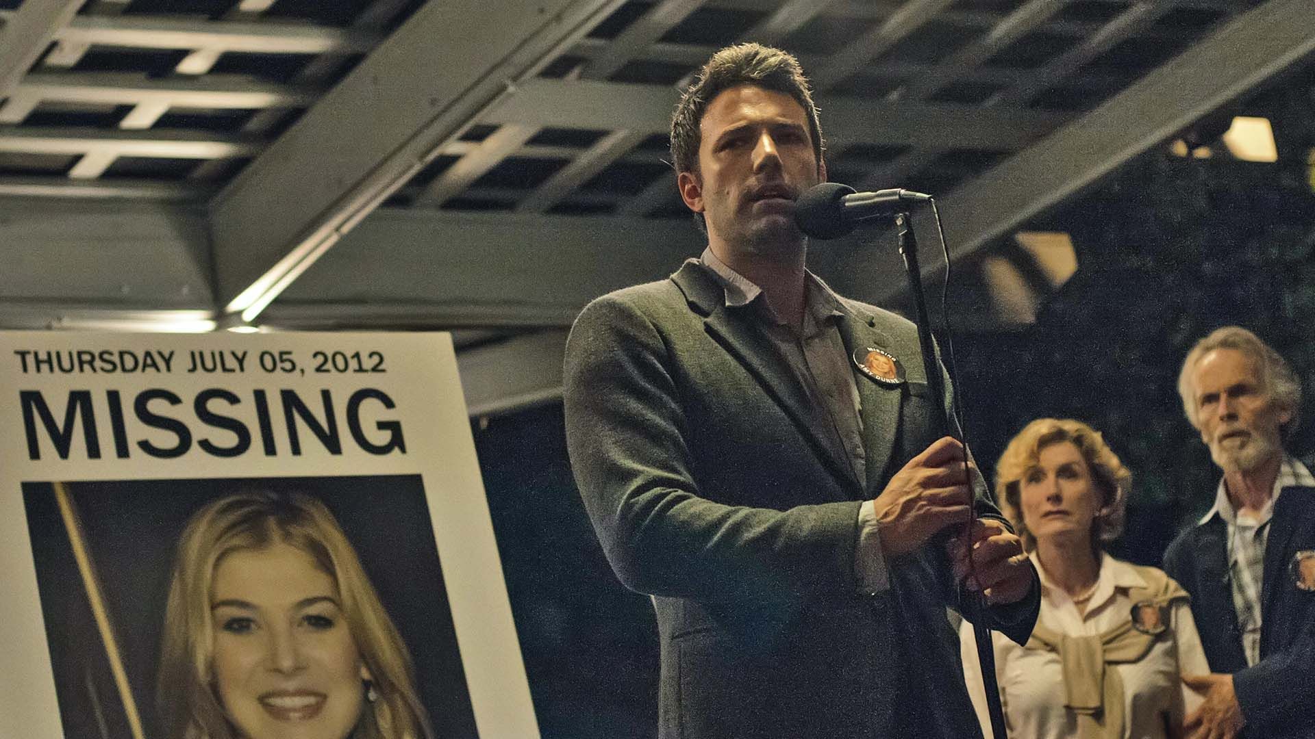 بن افلک در حال صحبت کردن با میکروفن در فیلم Gone Girl