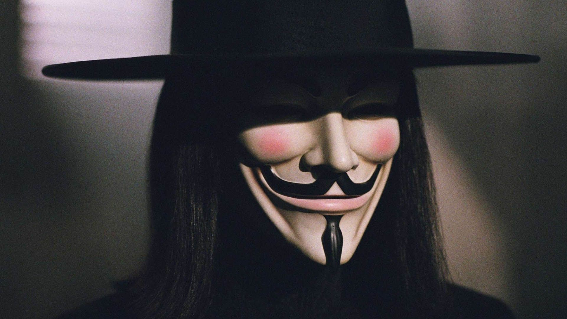 شخصیت وی با نقاب معروف خود در فیلم v for vendetta