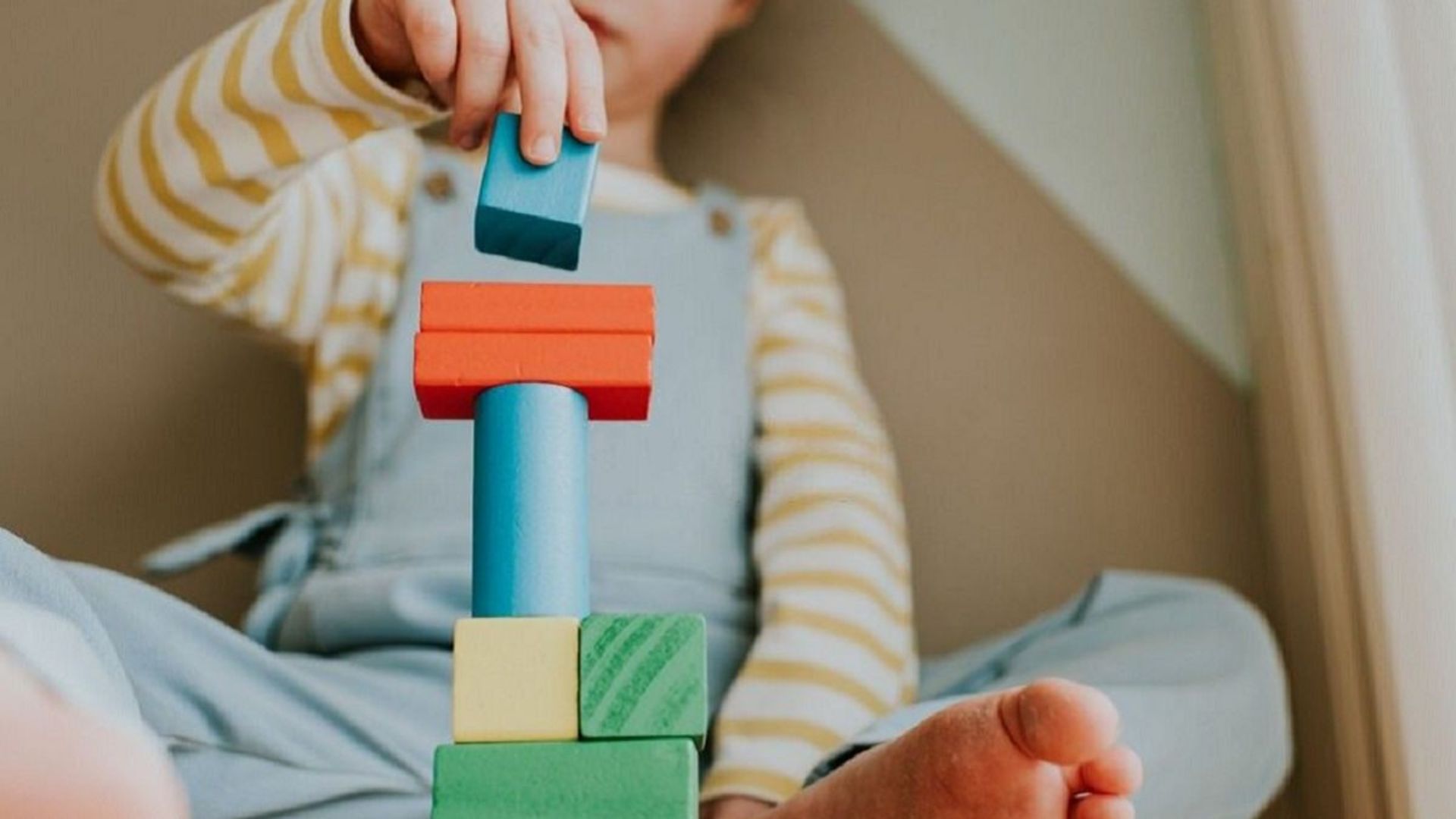 کودک در حال ساخت پازل 