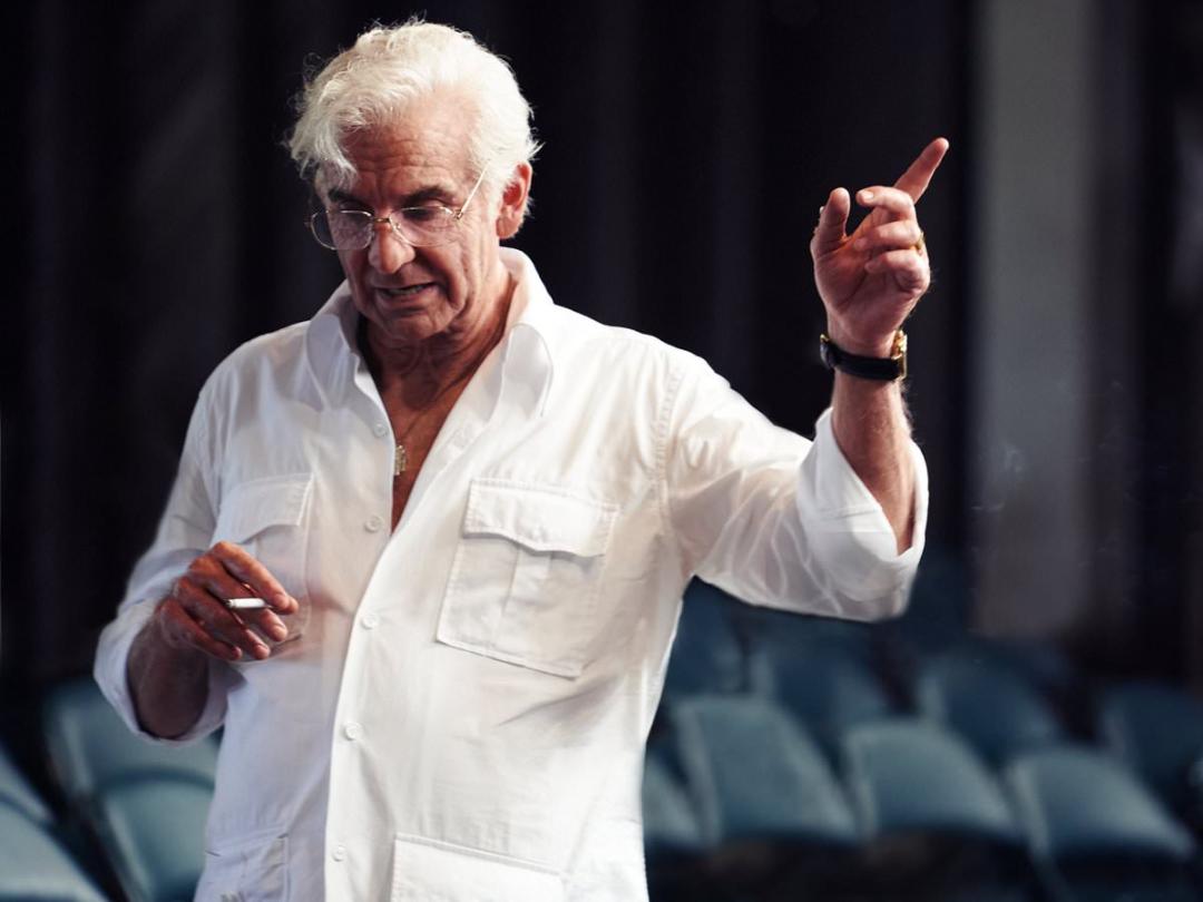بردلی کوپر در نقش نسخه سالخورده لئونارد برنستاین در فیلم Maestro
