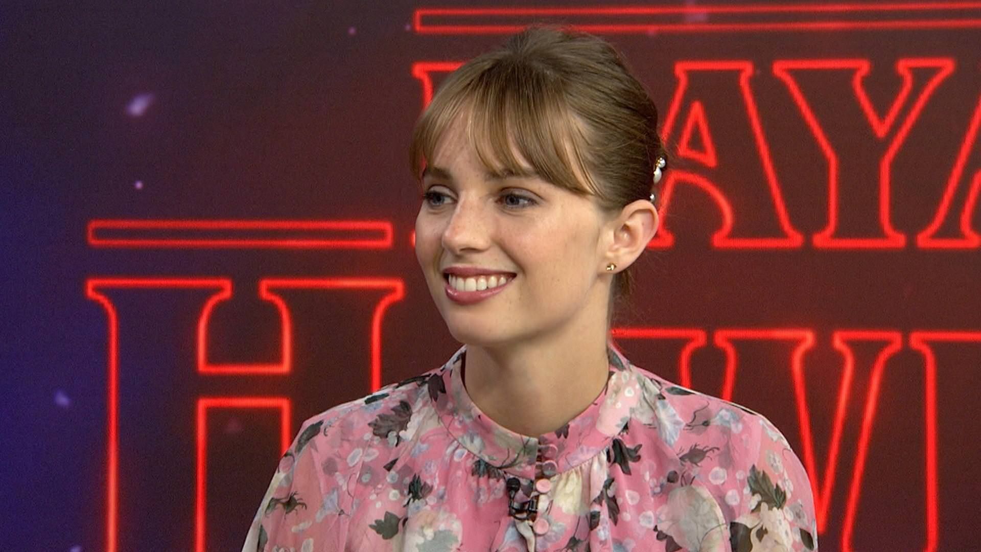 مایا هاوک در فرش قرمز سریال Stranger Things