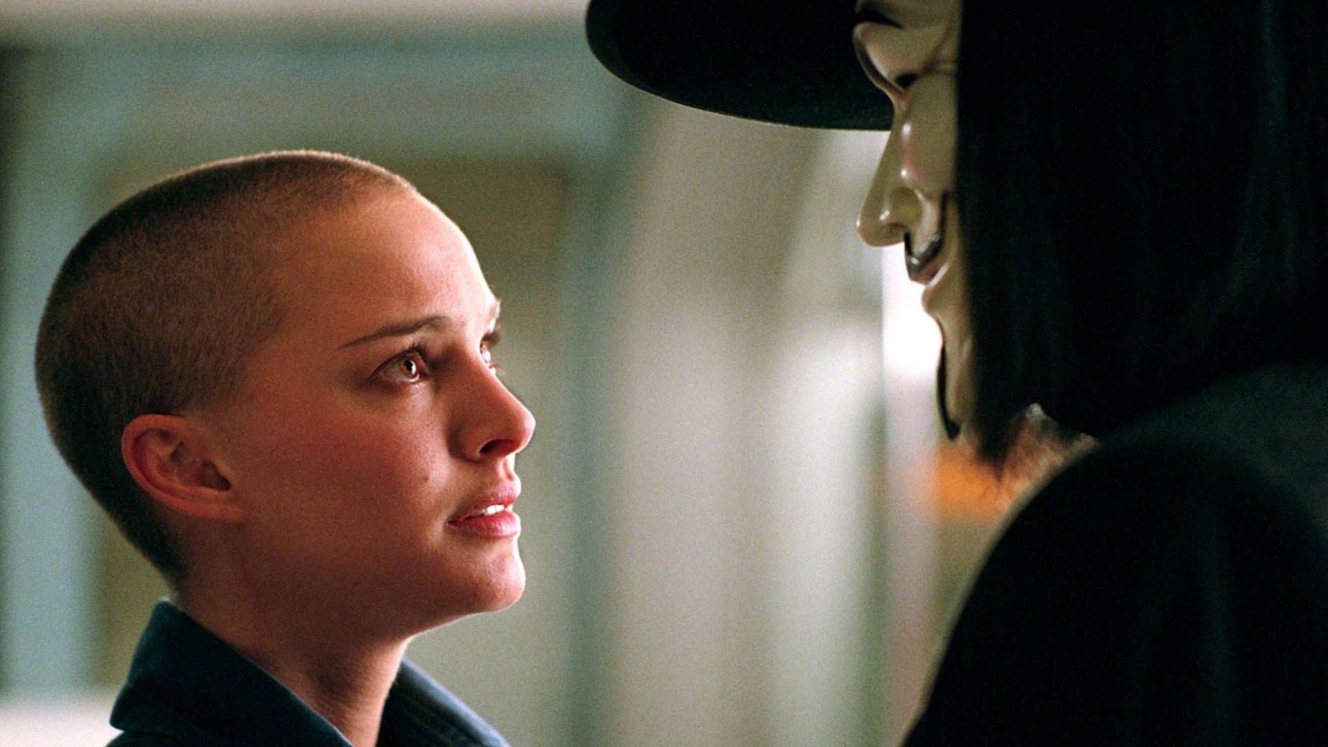 شخصیت ایوی با موهای تراشیده شده و وی در فیلم v for vendetta