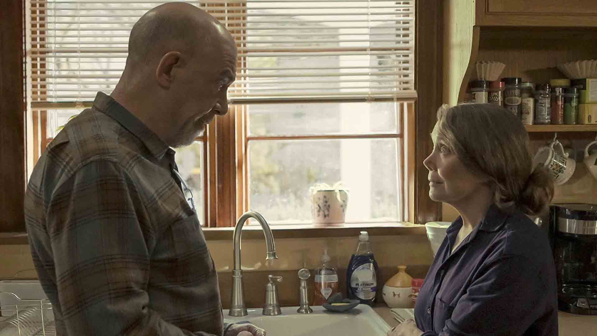 جی کی سیمونز و سیسی اسپیسک در حال صحبت کردن در سریال Night Sky