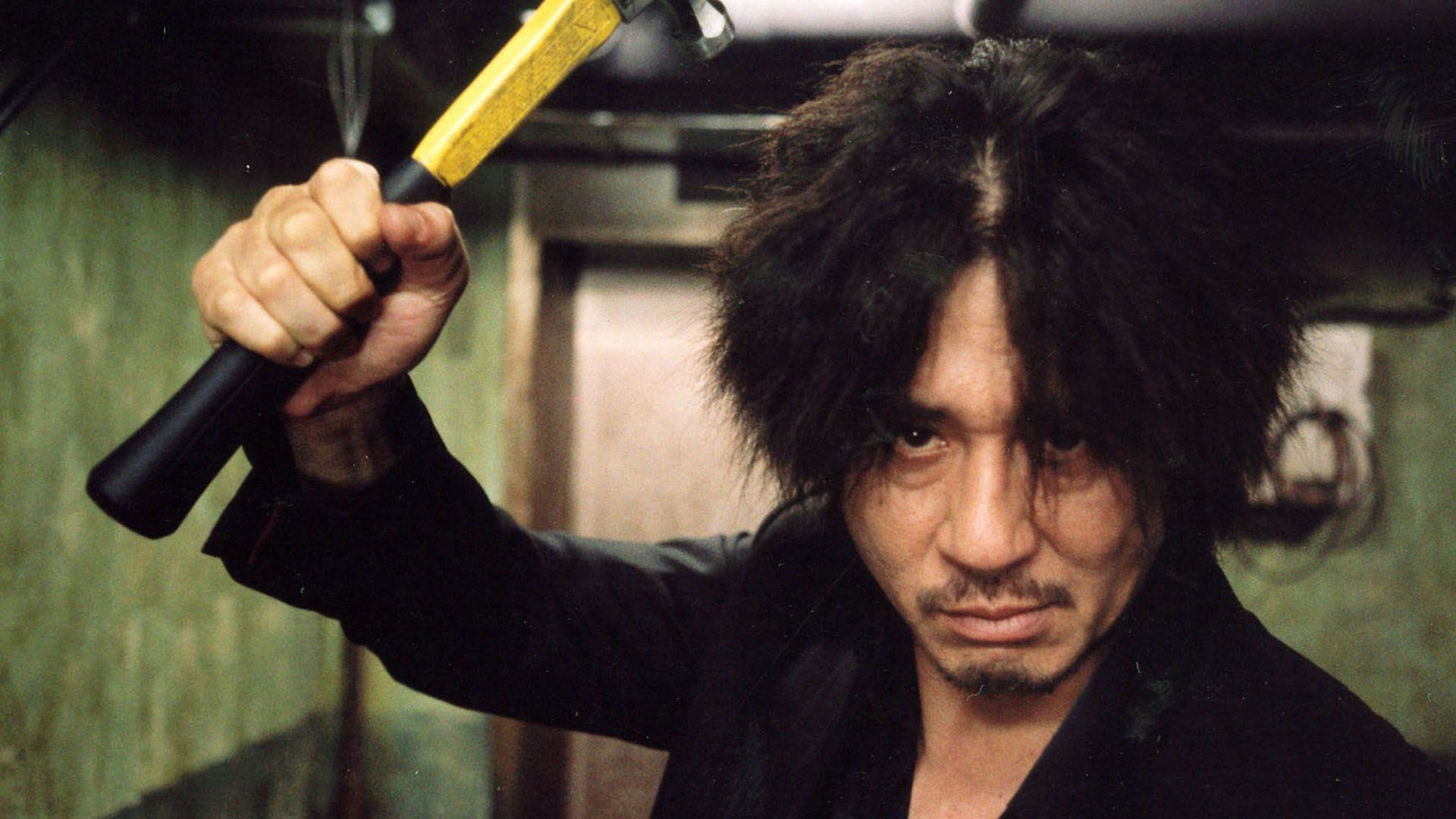 چوی مین سیک با یک چکش در دست در فیلم Oldboy