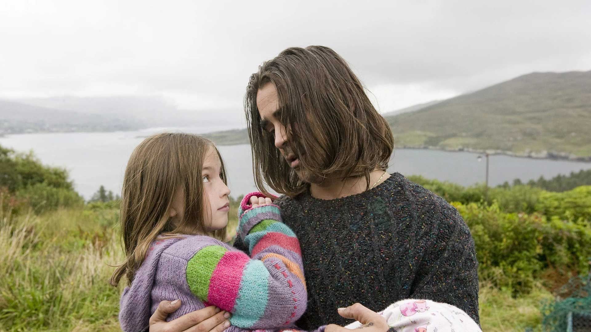 کودک در آغوش کالین فارل وسط محیط سرسبز فیلم Ondine، محصول سال ۲۰۰۹ میلادی