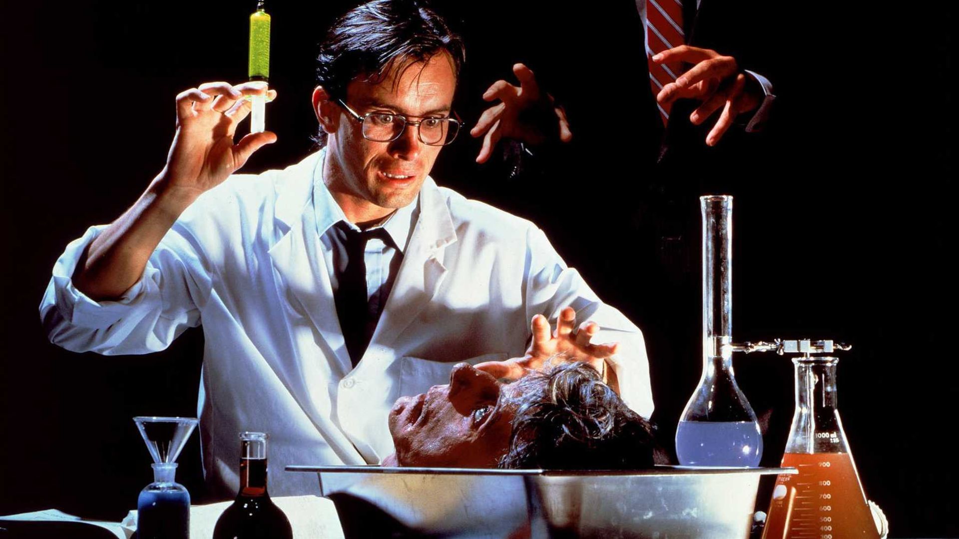 جفری کمز در حال زنده کردن بافت‌های مرده بدن در فیلم Re-Animator