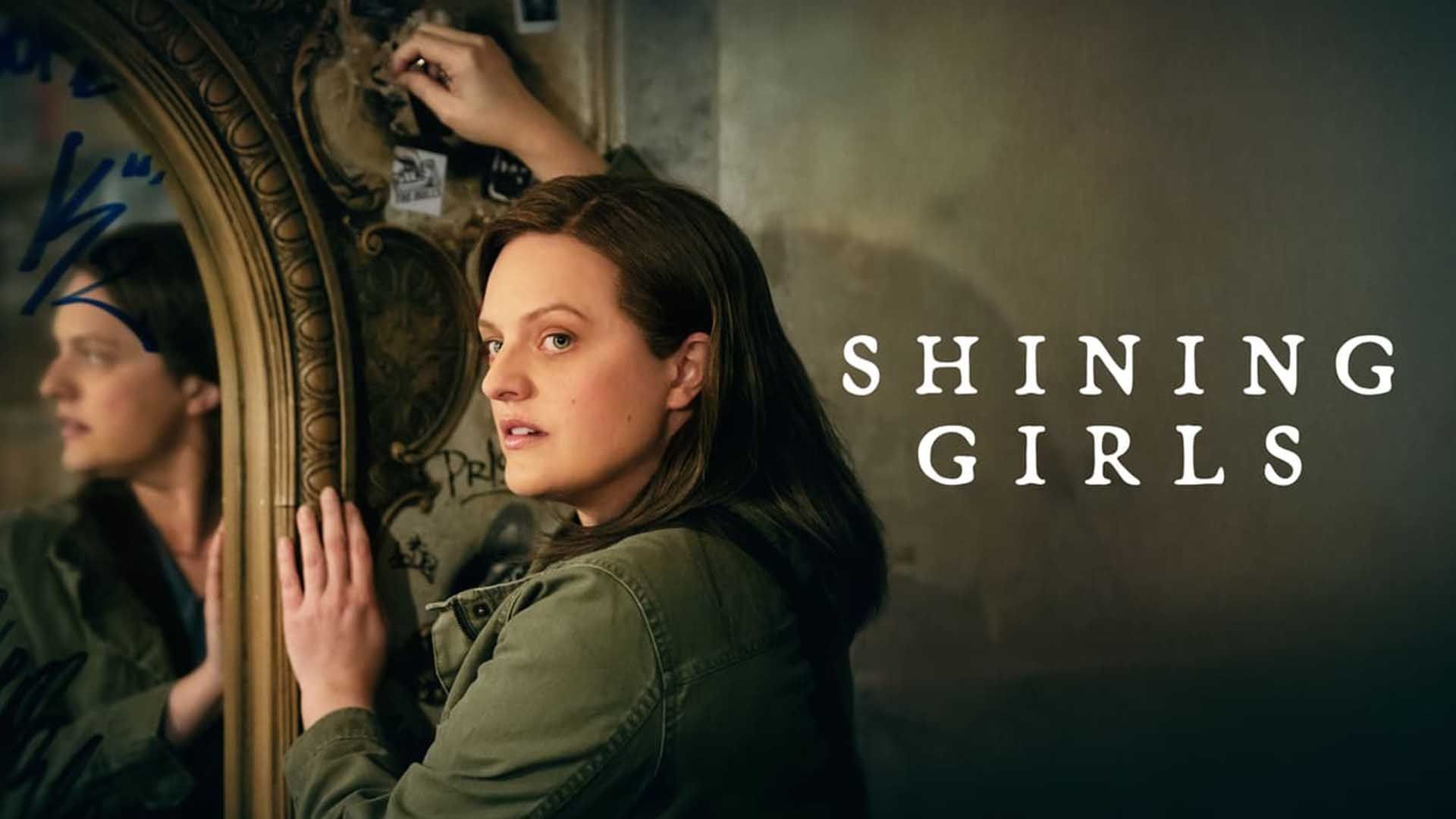 الیزابت ماس در پوستر سریال Shining Girls در حال چسباندن عکسی روی دیوار