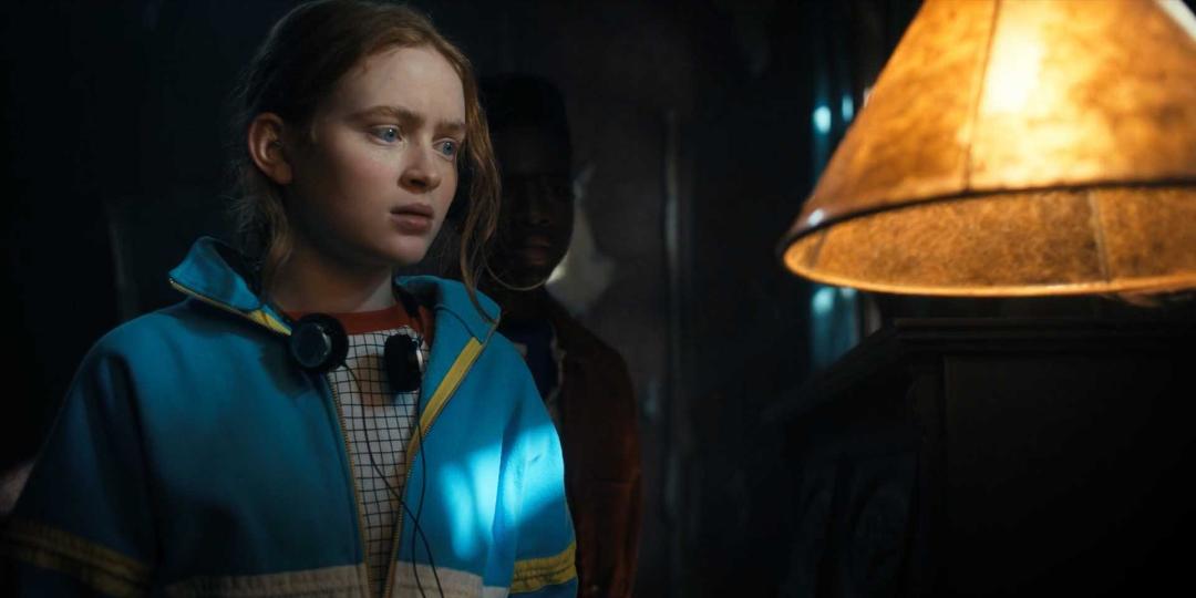 توجه مکس میفیلد به یک چراغ در فصل ۴ سریال Stranger Things (استرنجر تینگز نتفلیکس)