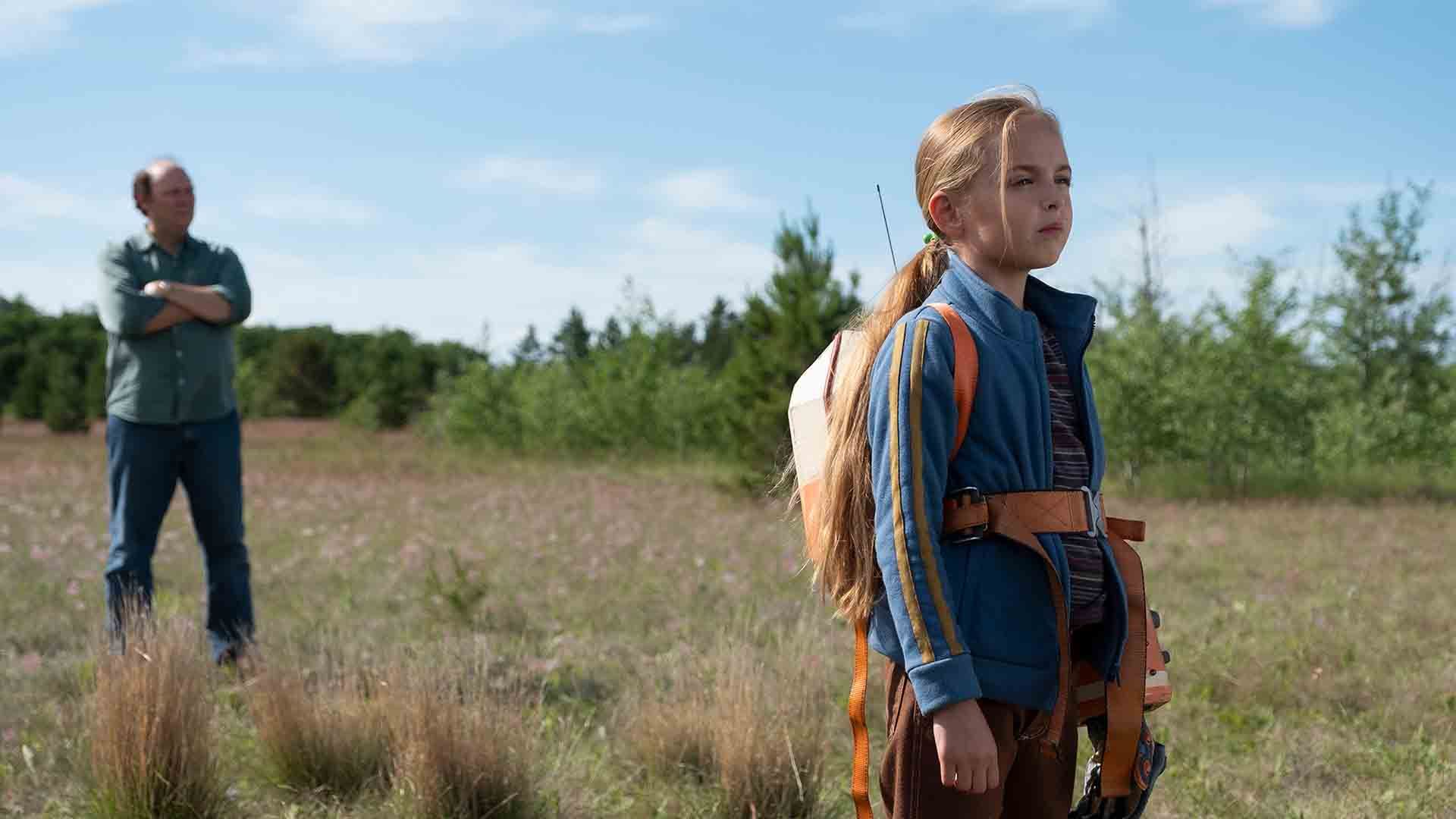 دو بازیگر سریال Tales from the Loop در علفزار