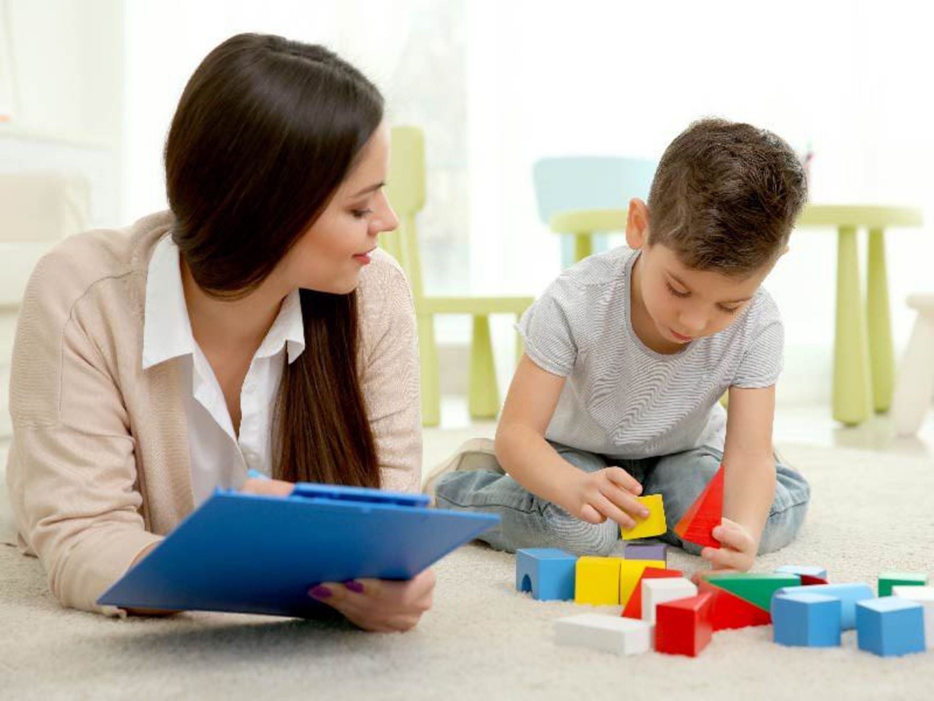 کودک در کنار تراپیست