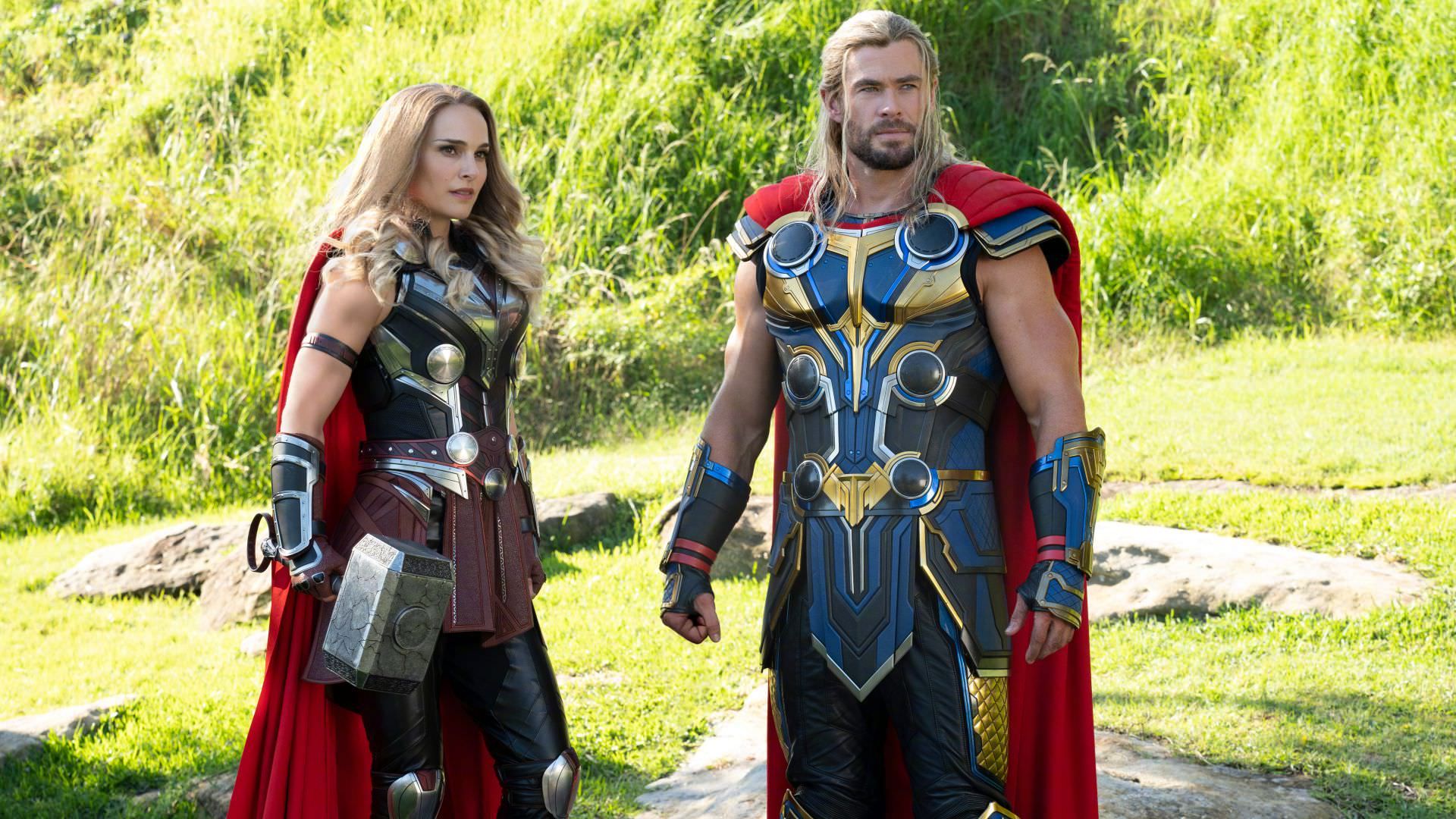 ثور و ثور مونث درکنار یکدیگر در فیلم Thor: Love and Thunder