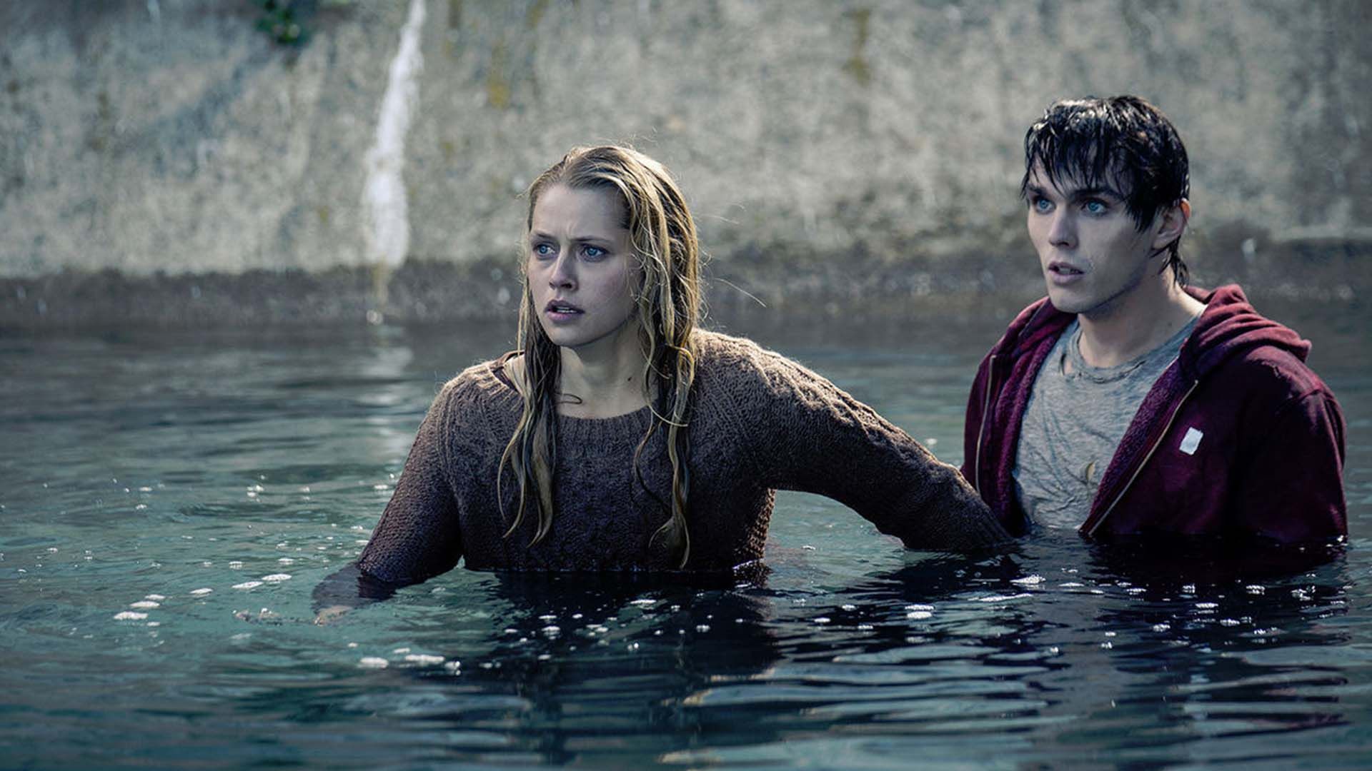 نیکولاس هولت و تریسا پالمر در دریاچه در فیلم Warm Bodies