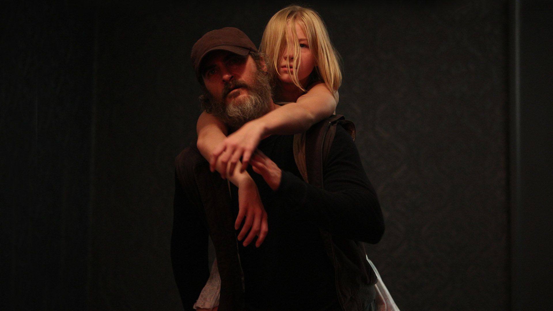واکین فینکس در فیلم You Were Never Really Here دختری روی دوش خود دارد